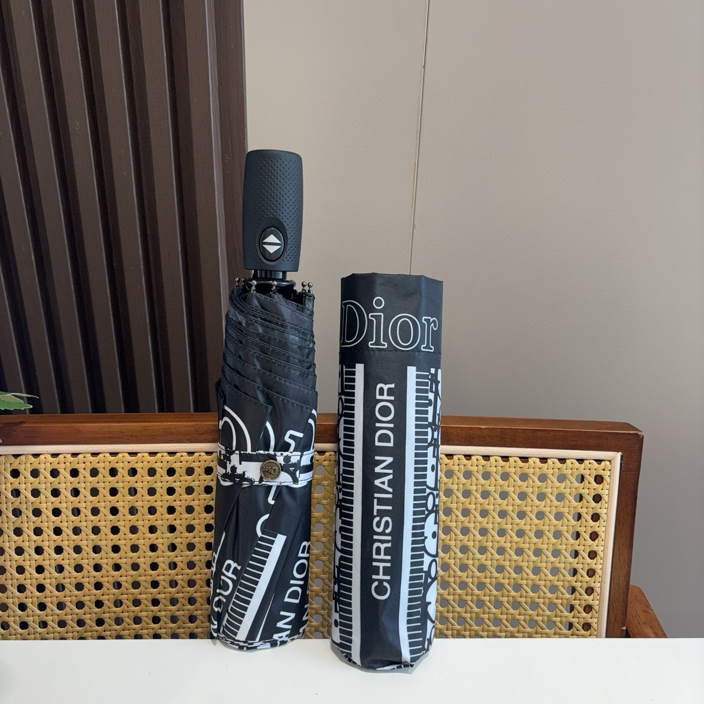  DIOR（迪奥） 三折自动折叠晴雨伞  时尚原单代工品质 细节精致 看得见的品质 打破一成不变 色泽纯