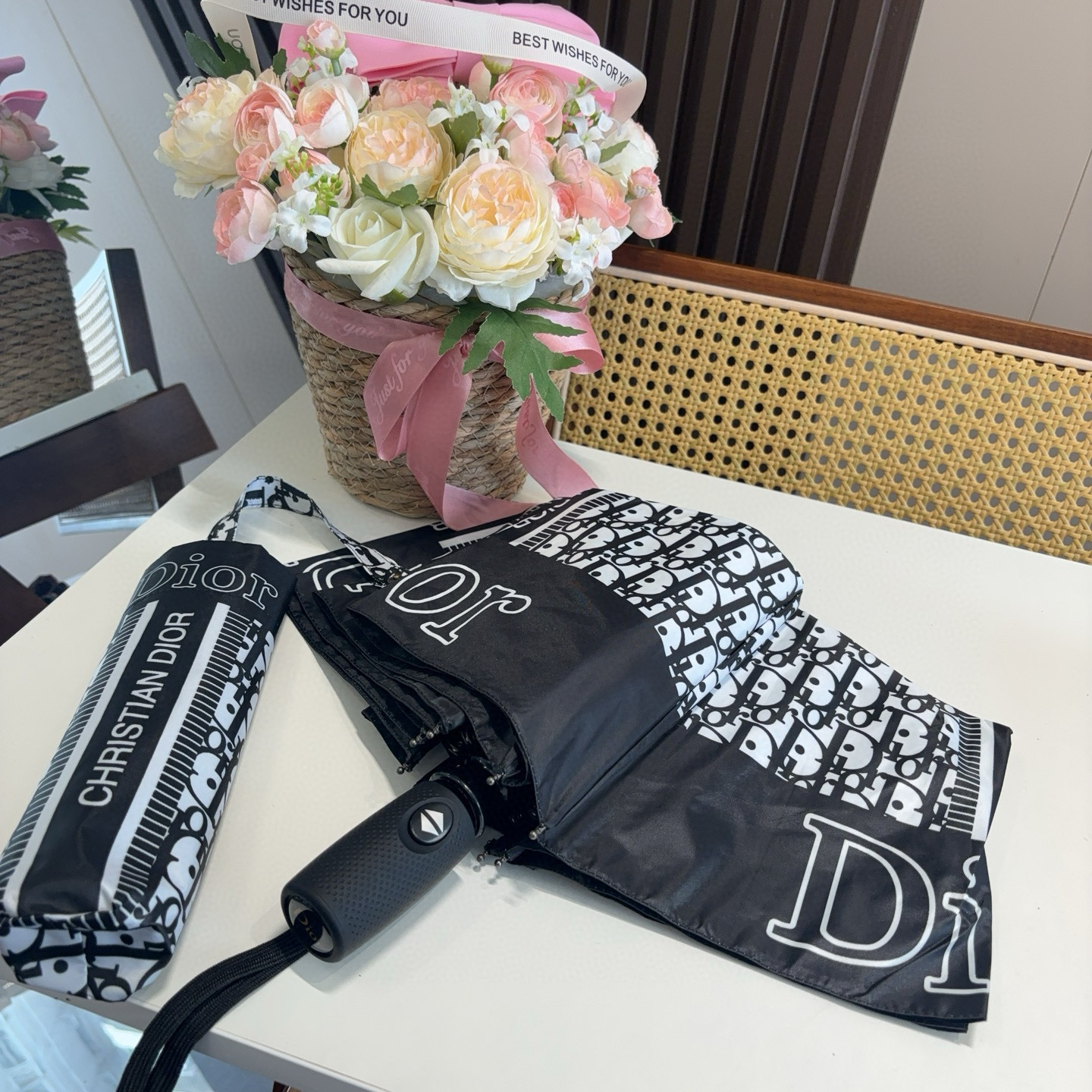  DIOR（迪奥） 三折自动折叠晴雨伞  时尚原单代工品质 细节精致 看得见的品质 打破一成不变 色泽纯
