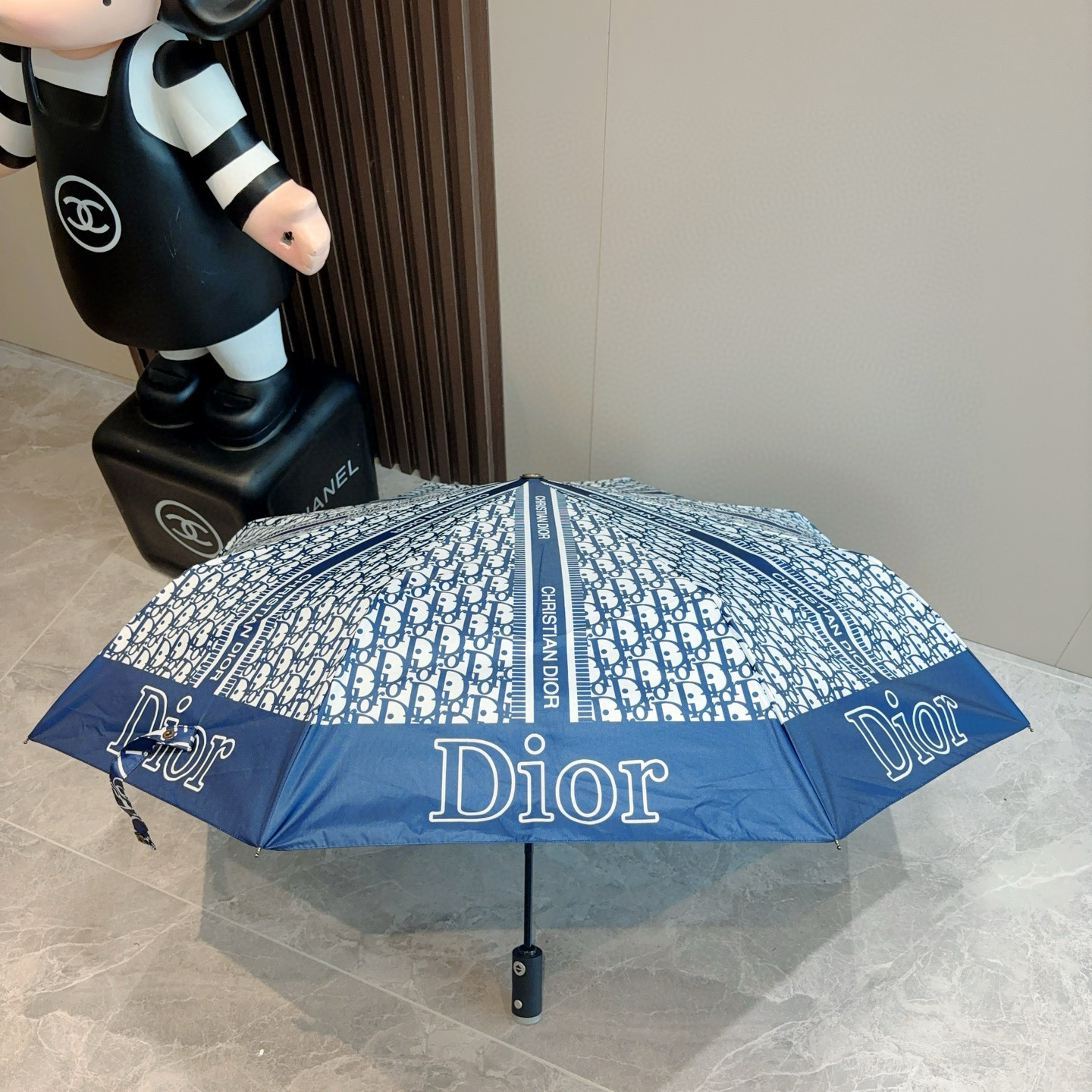  DIOR（迪奥） 三折自动折叠晴雨伞  时尚原单代工品质 细节精致 看得见的品质 打破一成不变 色泽纯