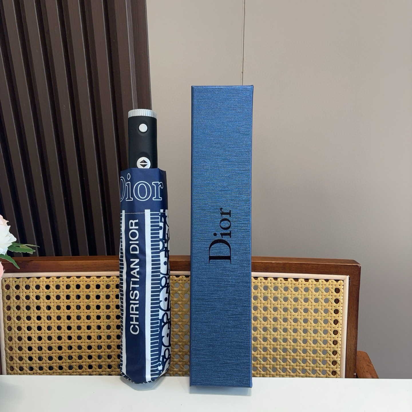  DIOR（迪奥） 三折自动折叠晴雨伞  时尚原单代工品质 细节精致 看得见的品质 打破一成不变 色泽纯