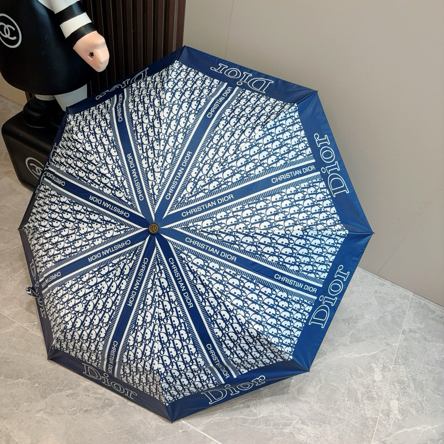  DIOR（迪奥） 三折自动折叠晴雨伞  时尚原单代工品质 细节精致 看得见的品质 打破一成不变 色泽纯