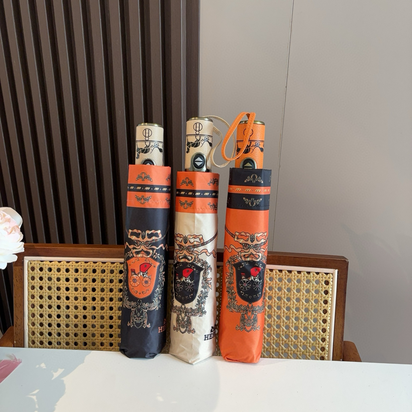 爱马仕（Hermès）   新款 极品H家三折自动伞重磅呈现 以其精湛的工艺技术和源源不断的想像力 新涂