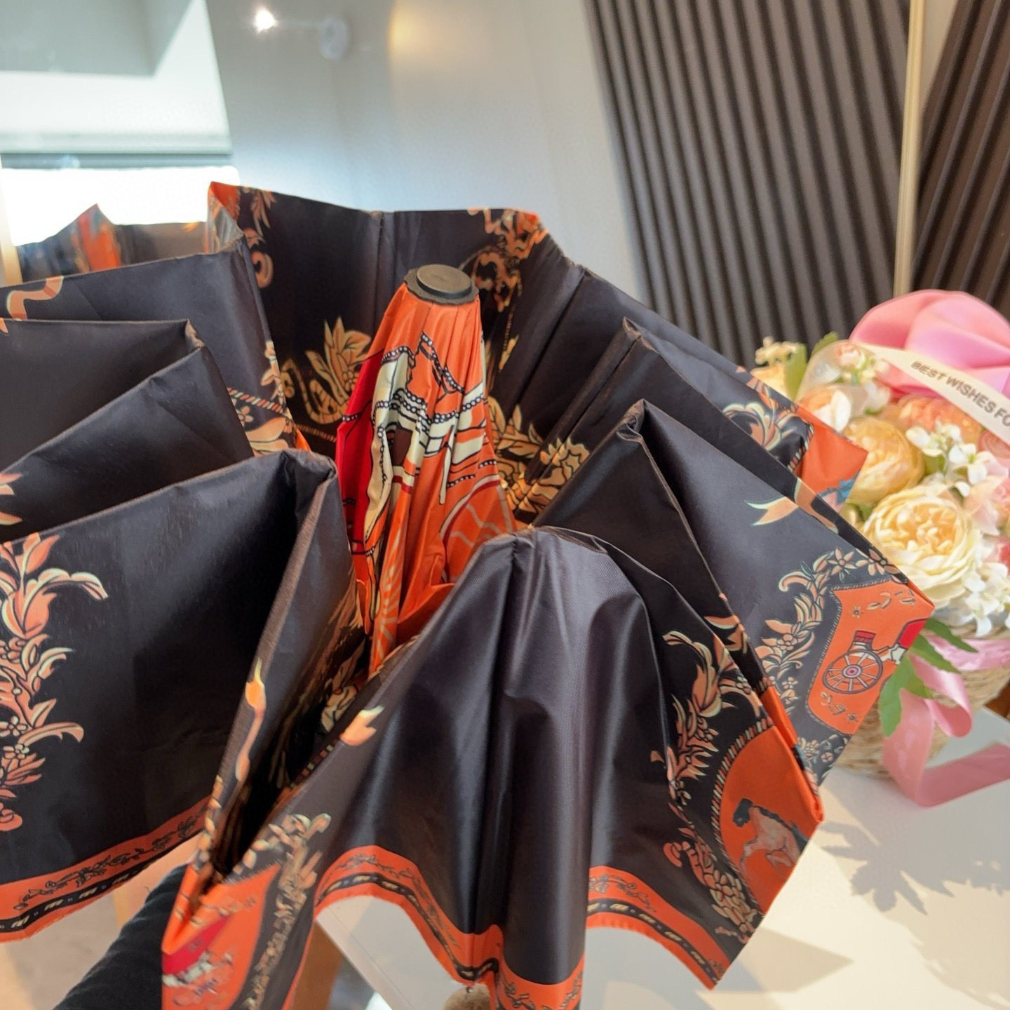 爱马仕（Hermès）   新款 极品H家三折自动伞重磅呈现 以其精湛的工艺技术和源源不断的想像力 新涂