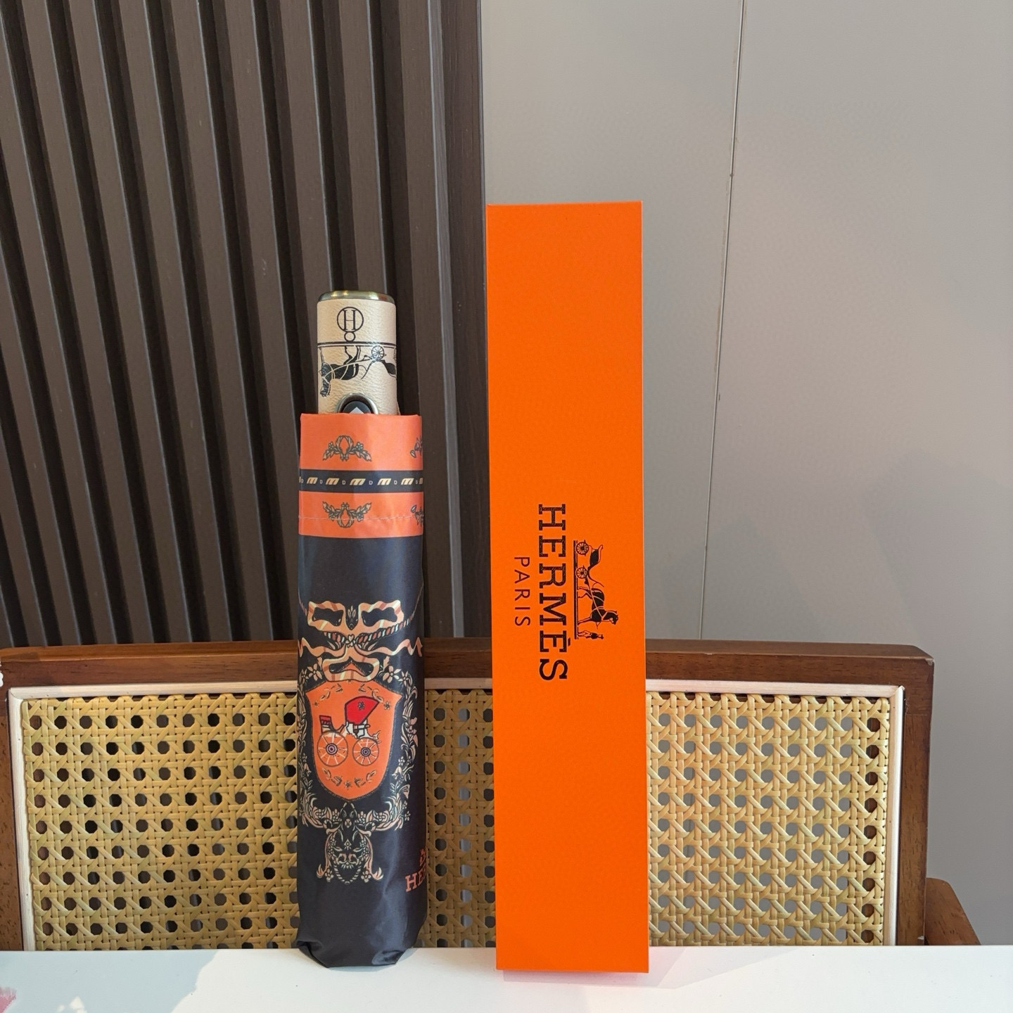 爱马仕（Hermès）   新款 极品H家三折自动伞重磅呈现 以其精湛的工艺技术和源源不断的想像力 新涂