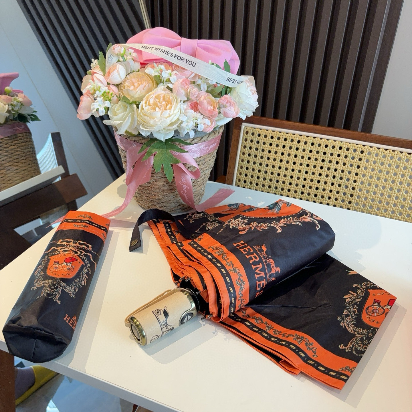 爱马仕（Hermès）   新款 极品H家三折自动伞重磅呈现 以其精湛的工艺技术和源源不断的想像力 新涂