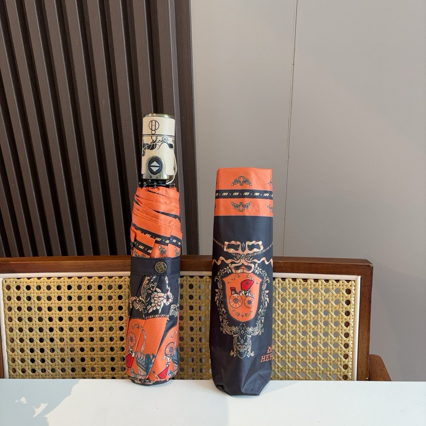 爱马仕（Hermès）   新款 极品H家三折自动伞重磅呈现 以其精湛的工艺技术和源源不断的想像力 新涂