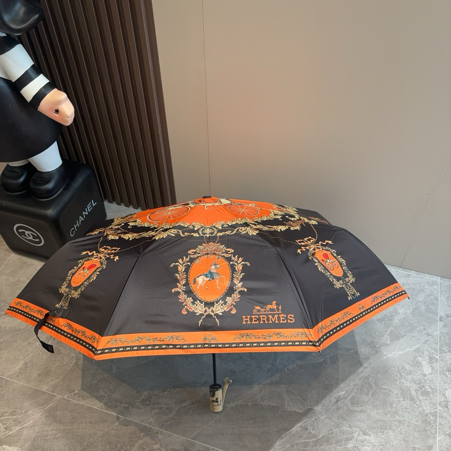 爱马仕（Hermès）   新款 极品H家三折自动伞重磅呈现 以其精湛的工艺技术和源源不断的想像力 新涂