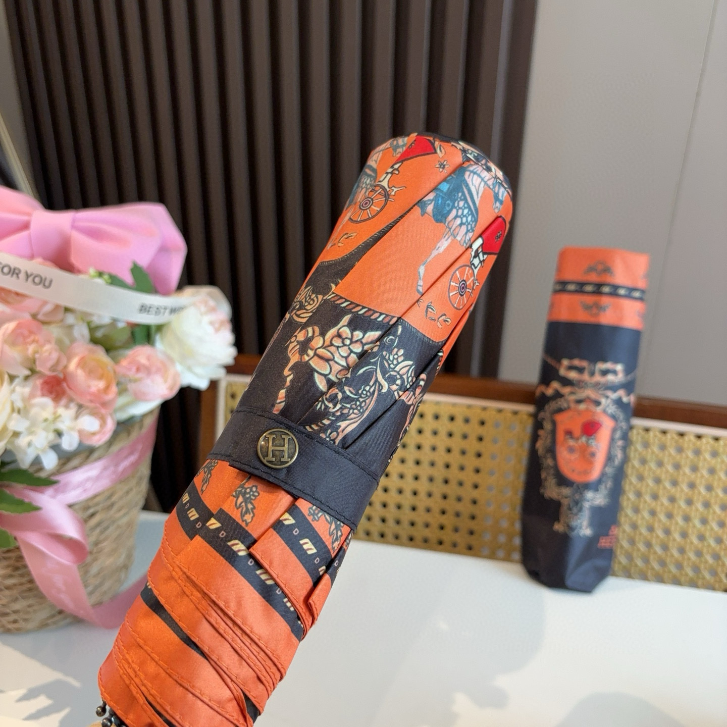 爱马仕（Hermès）   新款 极品H家三折自动伞重磅呈现 以其精湛的工艺技术和源源不断的想像力 新涂