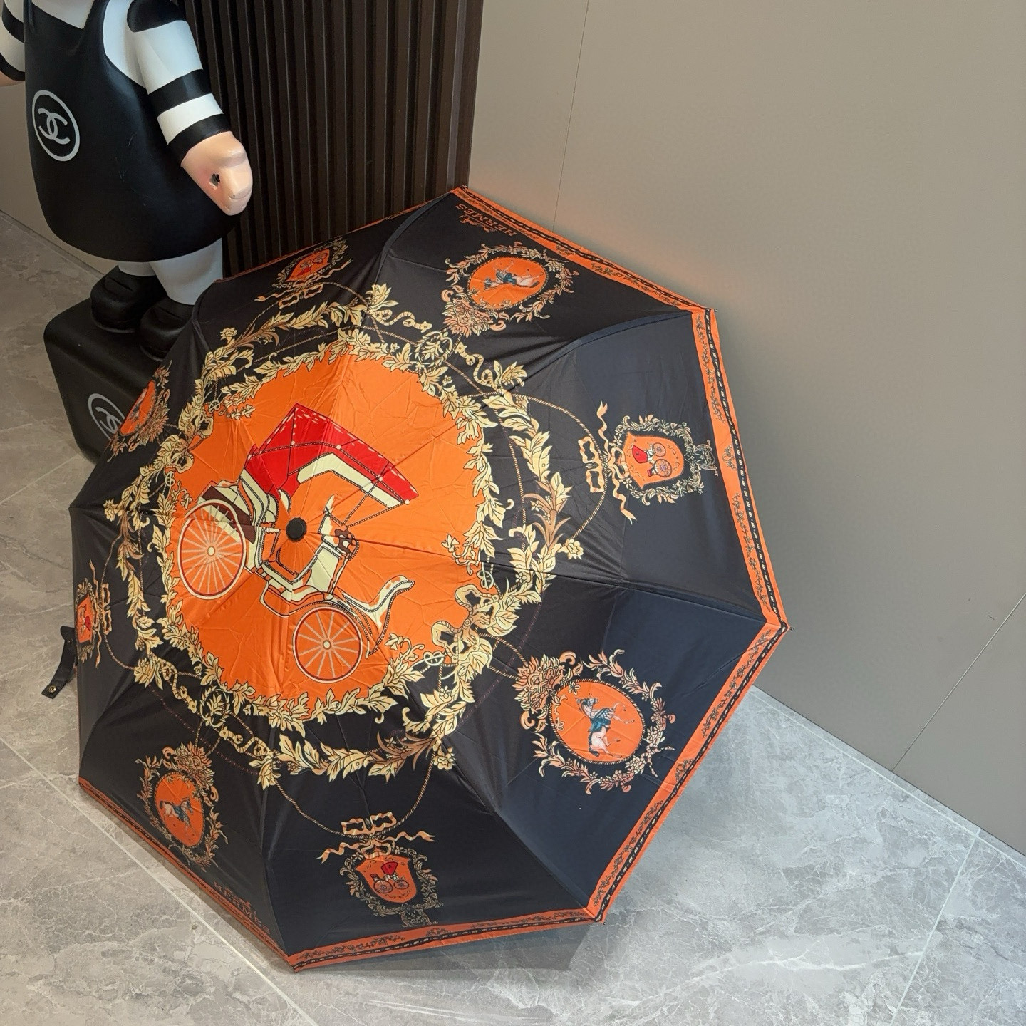 爱马仕（Hermès）   新款 极品H家三折自动伞重磅呈现 以其精湛的工艺技术和源源不断的想像力 新涂