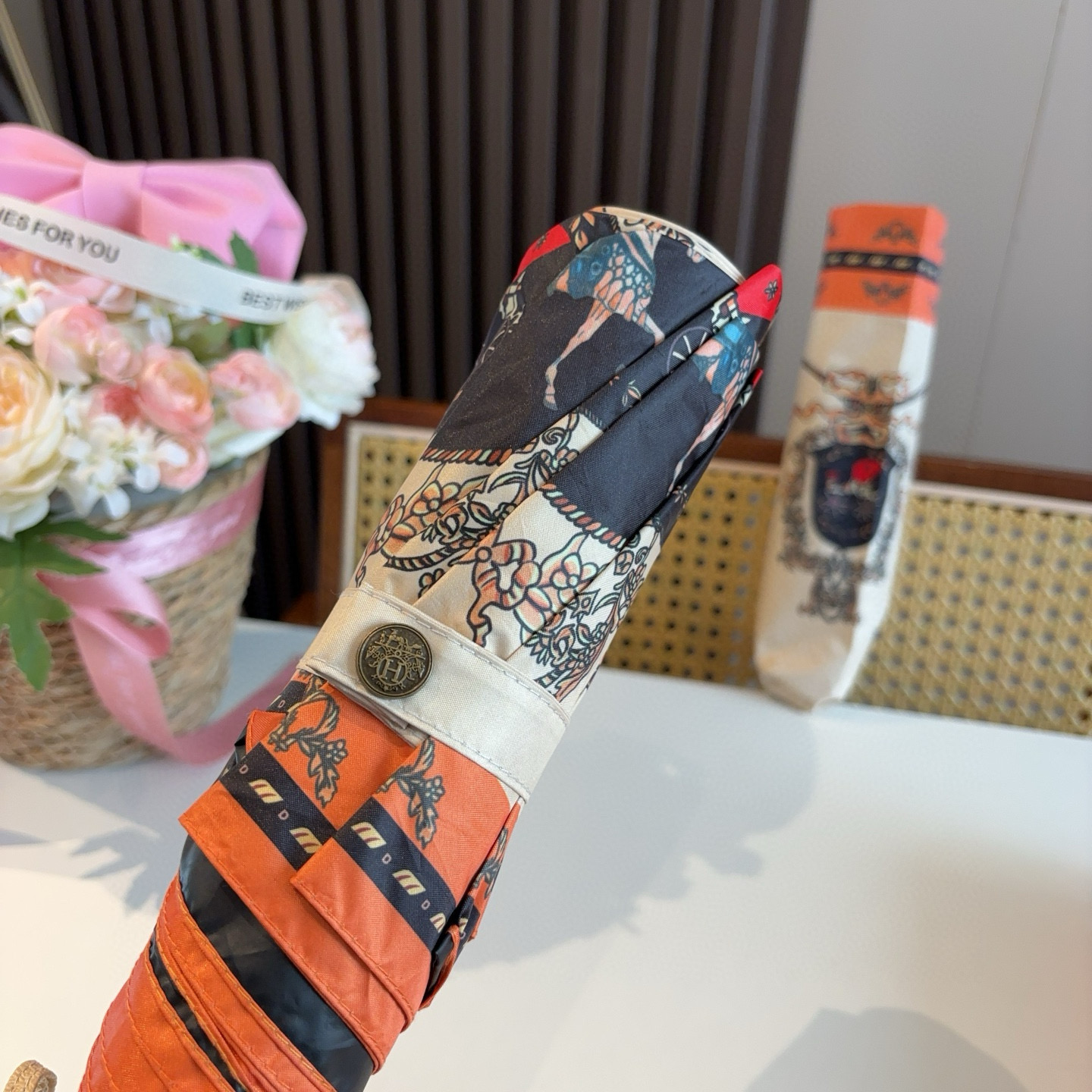 爱马仕（Hermès）   新款 极品H家三折自动伞重磅呈现 以其精湛的工艺技术和源源不断的想像力 新涂