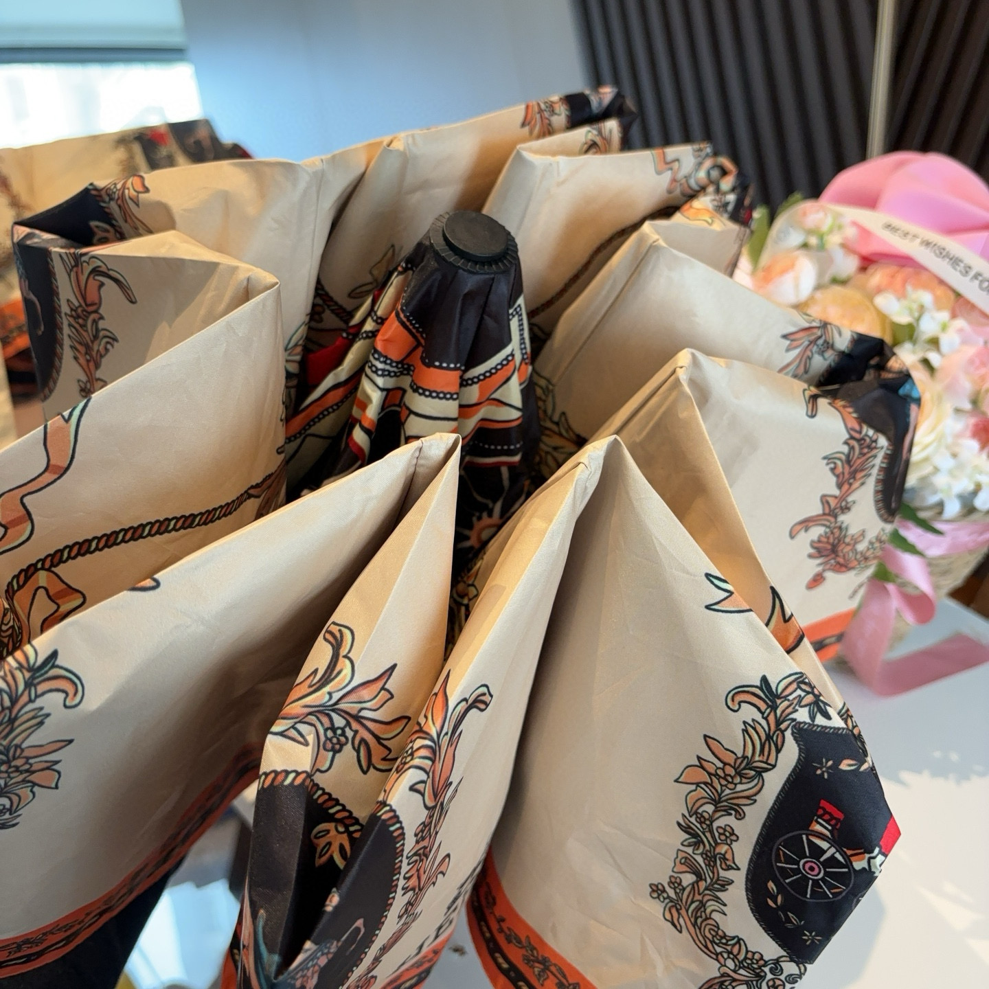 爱马仕（Hermès）   新款 极品H家三折自动伞重磅呈现 以其精湛的工艺技术和源源不断的想像力 新涂