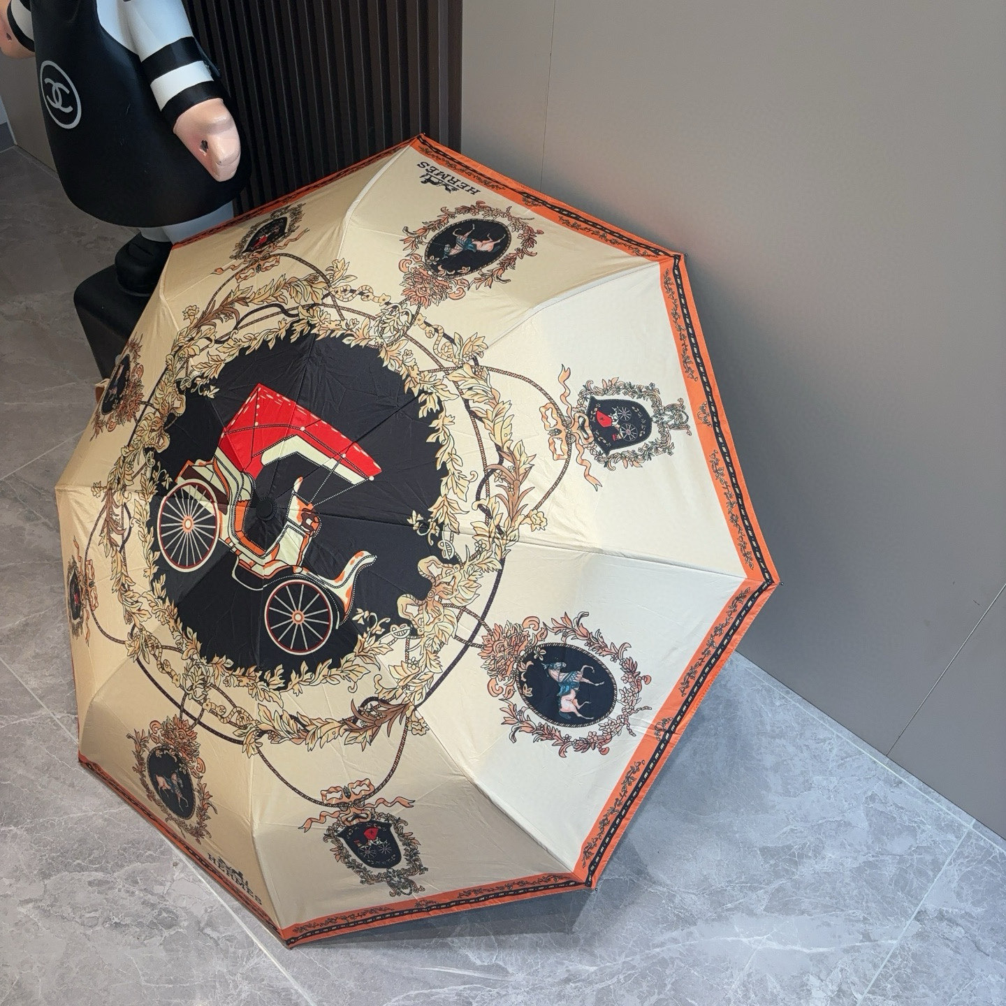 爱马仕（Hermès）   新款 极品H家三折自动伞重磅呈现 以其精湛的工艺技术和源源不断的想像力 新涂