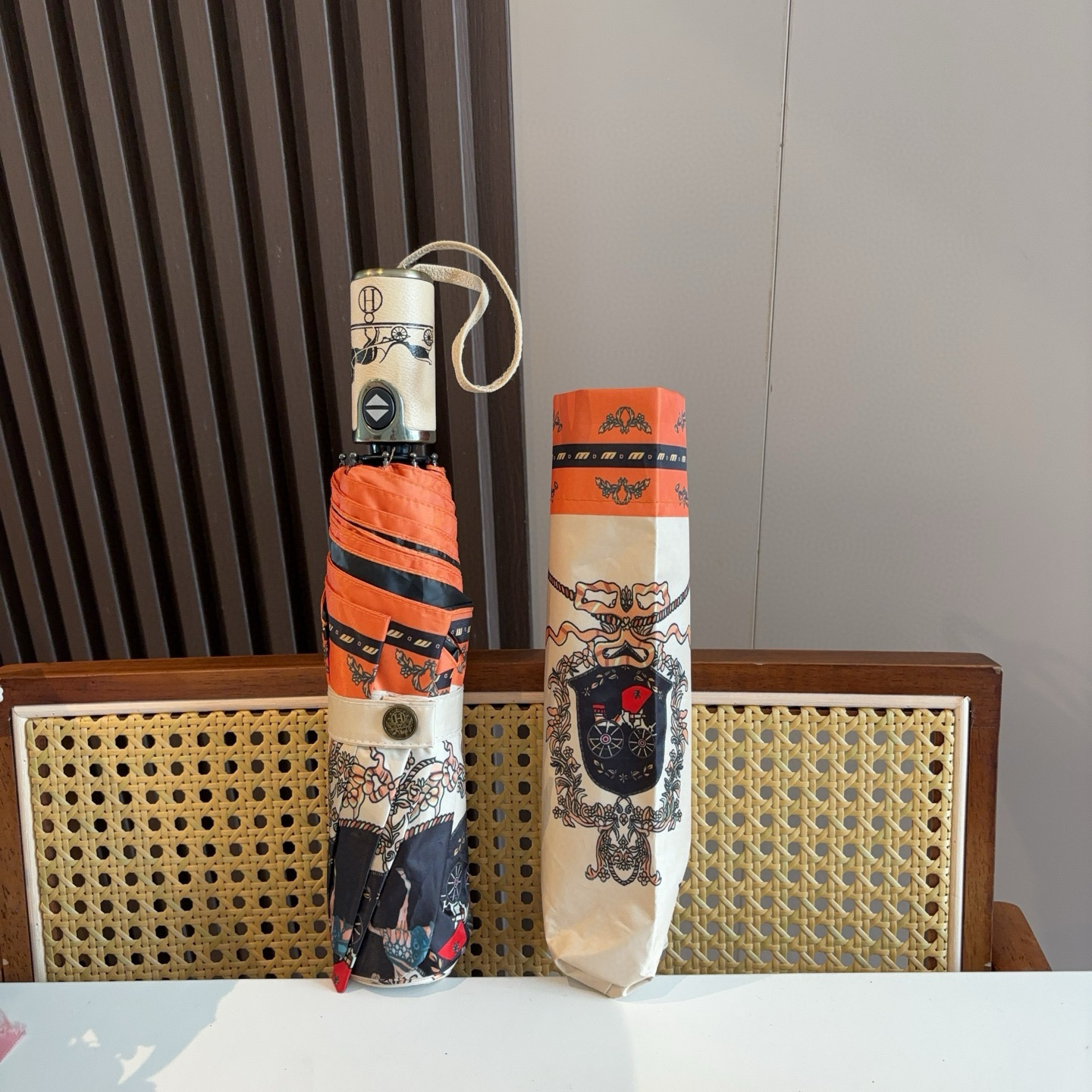 爱马仕（Hermès）   新款 极品H家三折自动伞重磅呈现 以其精湛的工艺技术和源源不断的想像力 新涂