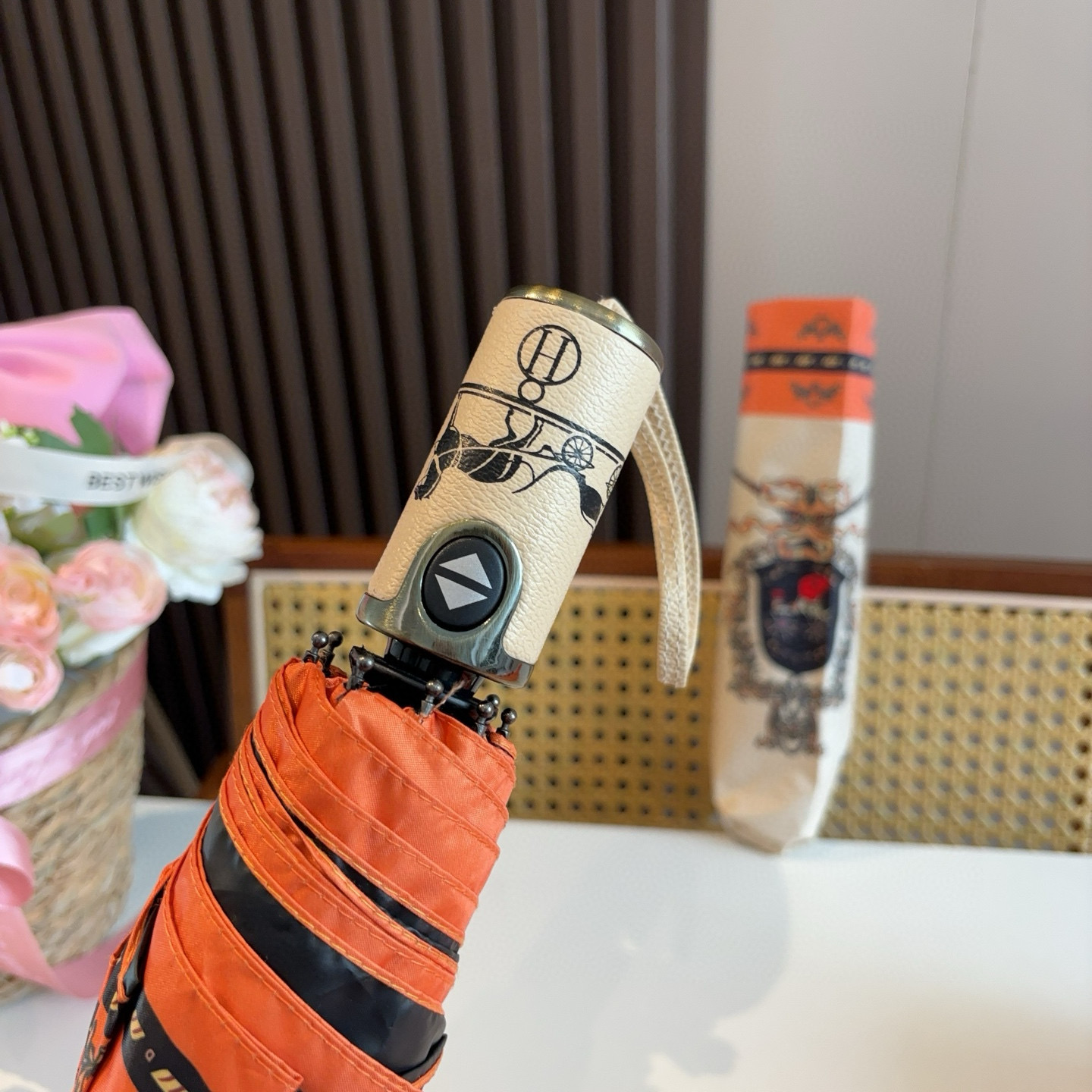 爱马仕（Hermès）   新款 极品H家三折自动伞重磅呈现 以其精湛的工艺技术和源源不断的想像力 新涂