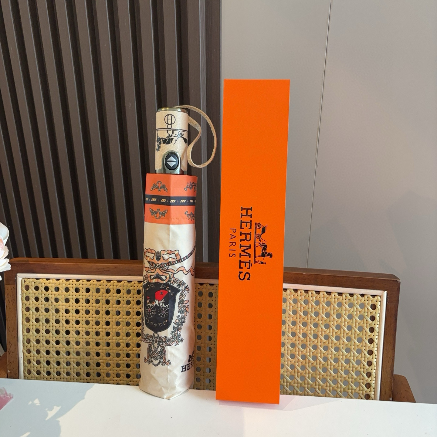 爱马仕（Hermès）   新款 极品H家三折自动伞重磅呈现 以其精湛的工艺技术和源源不断的想像力 新涂
