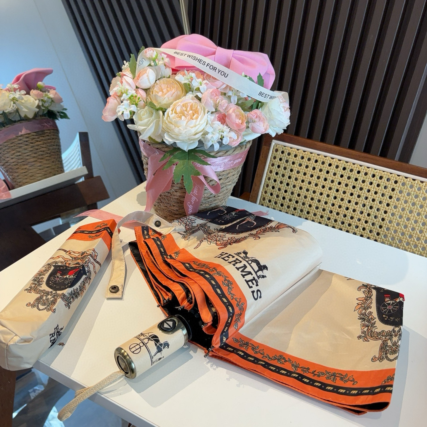 爱马仕（Hermès）   新款 极品H家三折自动伞重磅呈现 以其精湛的工艺技术和源源不断的想像力 新涂