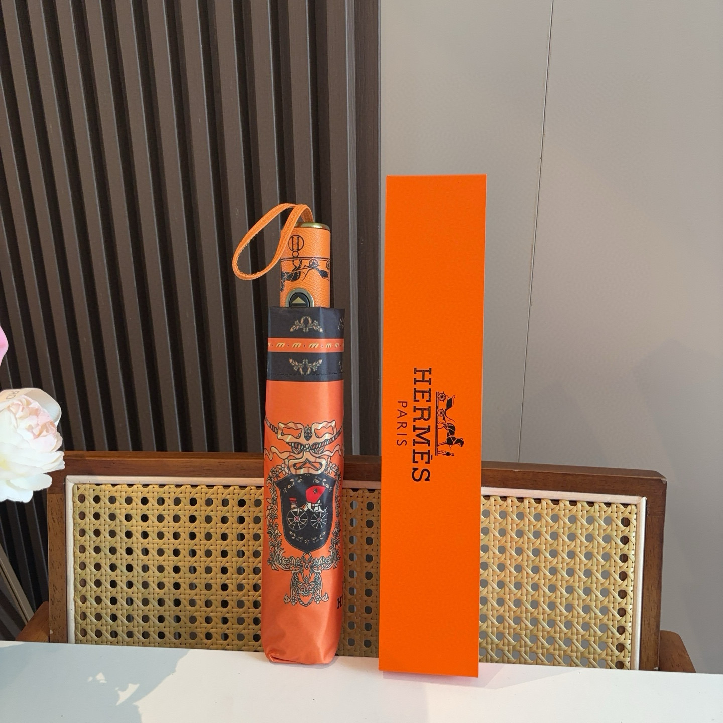爱马仕（Hermès）   新款 极品H家三折自动伞重磅呈现 以其精湛的工艺技术和源源不断的想像力 新涂