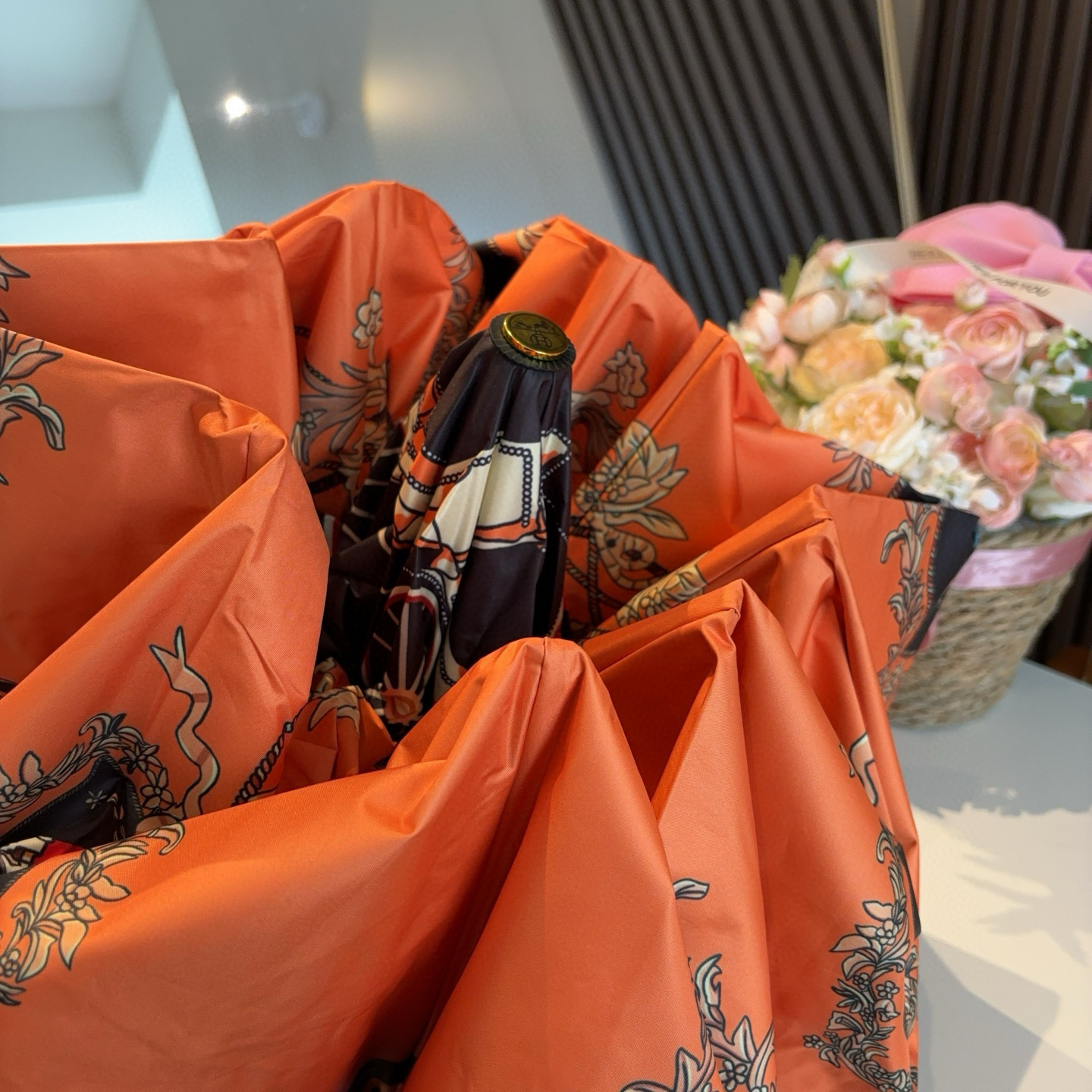 爱马仕（Hermès）   新款 极品H家三折自动伞重磅呈现 以其精湛的工艺技术和源源不断的想像力 新涂