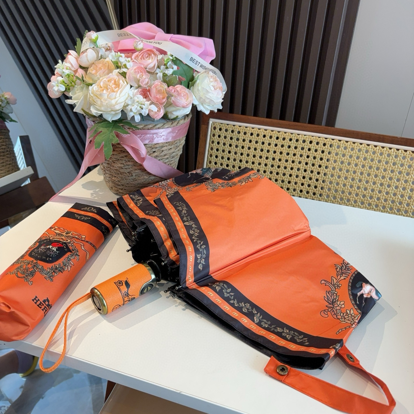 爱马仕（Hermès）   新款 极品H家三折自动伞重磅呈现 以其精湛的工艺技术和源源不断的想像力 新涂