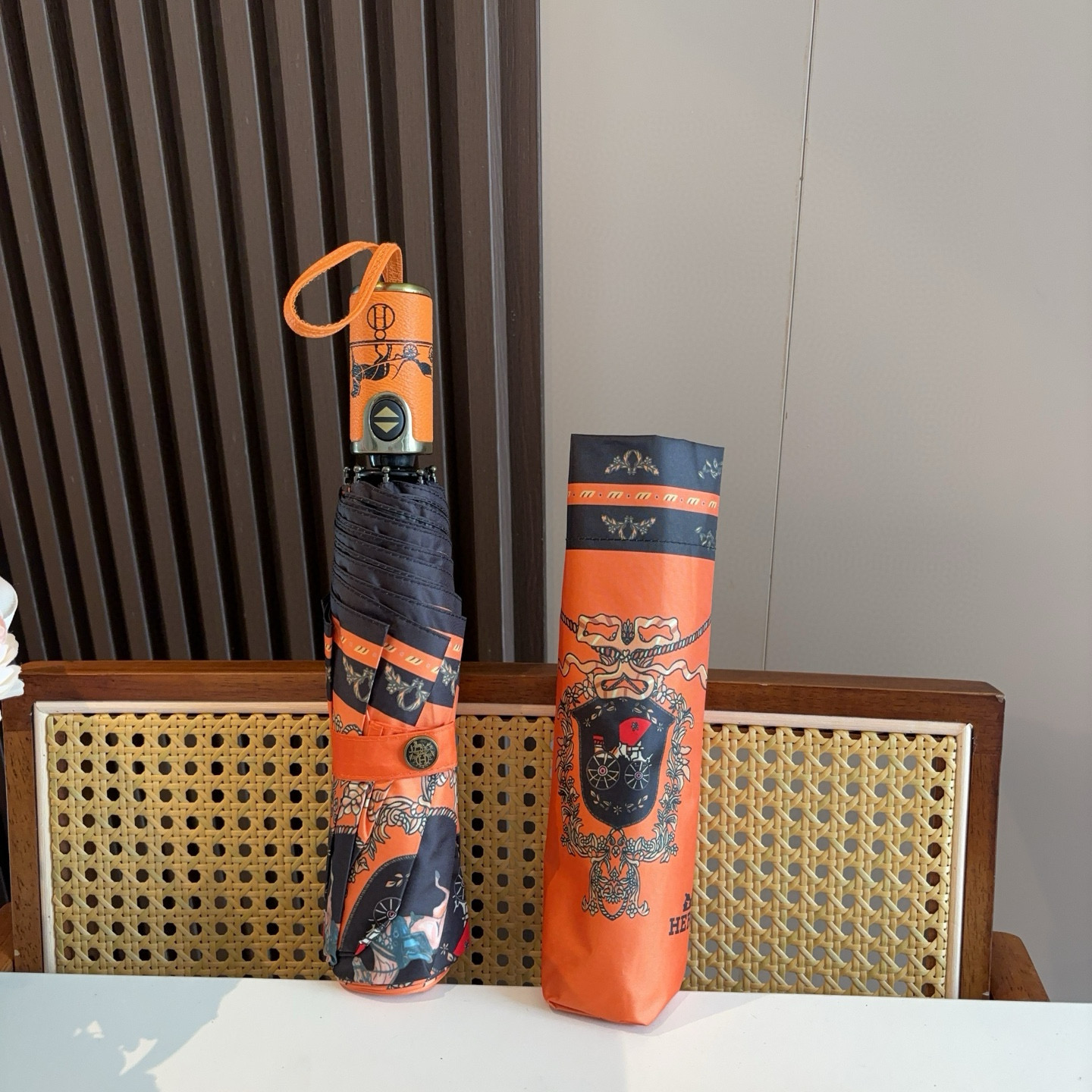 爱马仕（Hermès）   新款 极品H家三折自动伞重磅呈现 以其精湛的工艺技术和源源不断的想像力 新涂