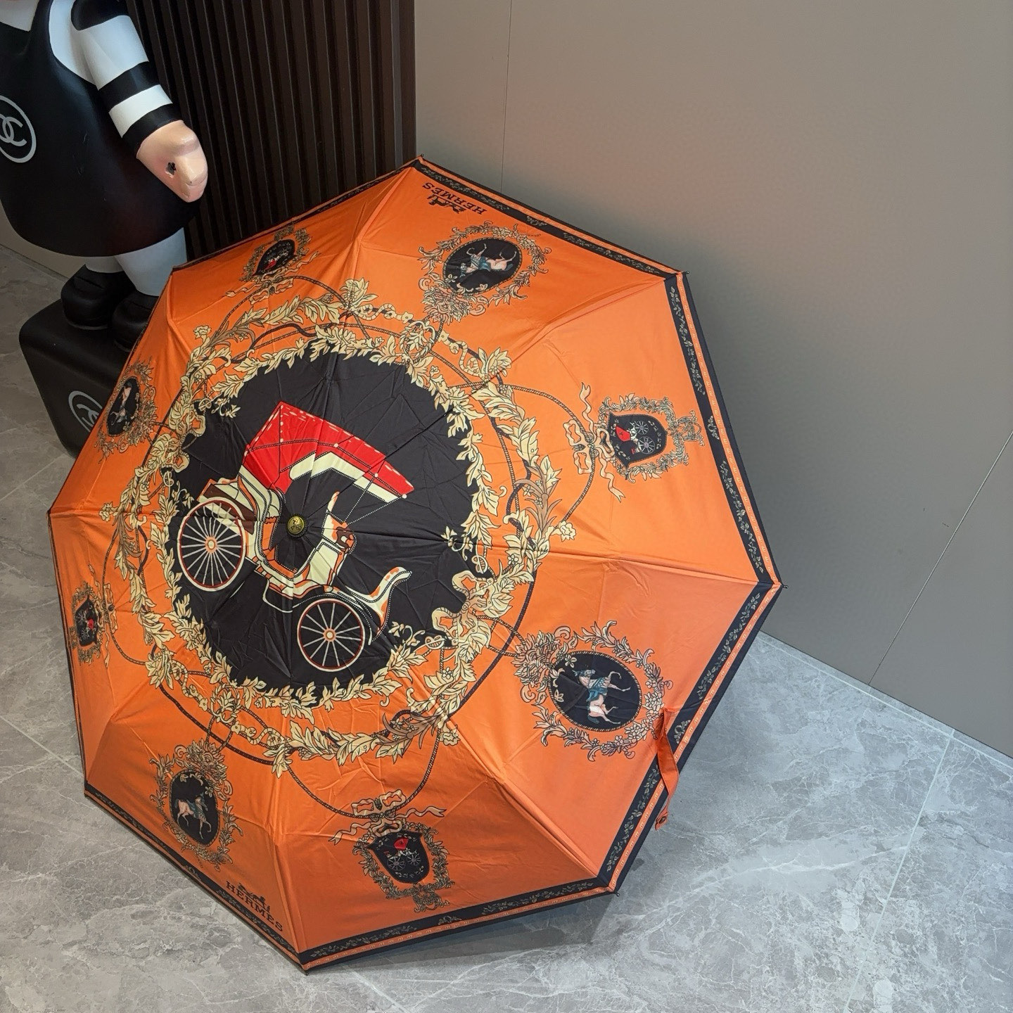 爱马仕（Hermès）   新款 极品H家三折自动伞重磅呈现 以其精湛的工艺技术和源源不断的想像力 新涂