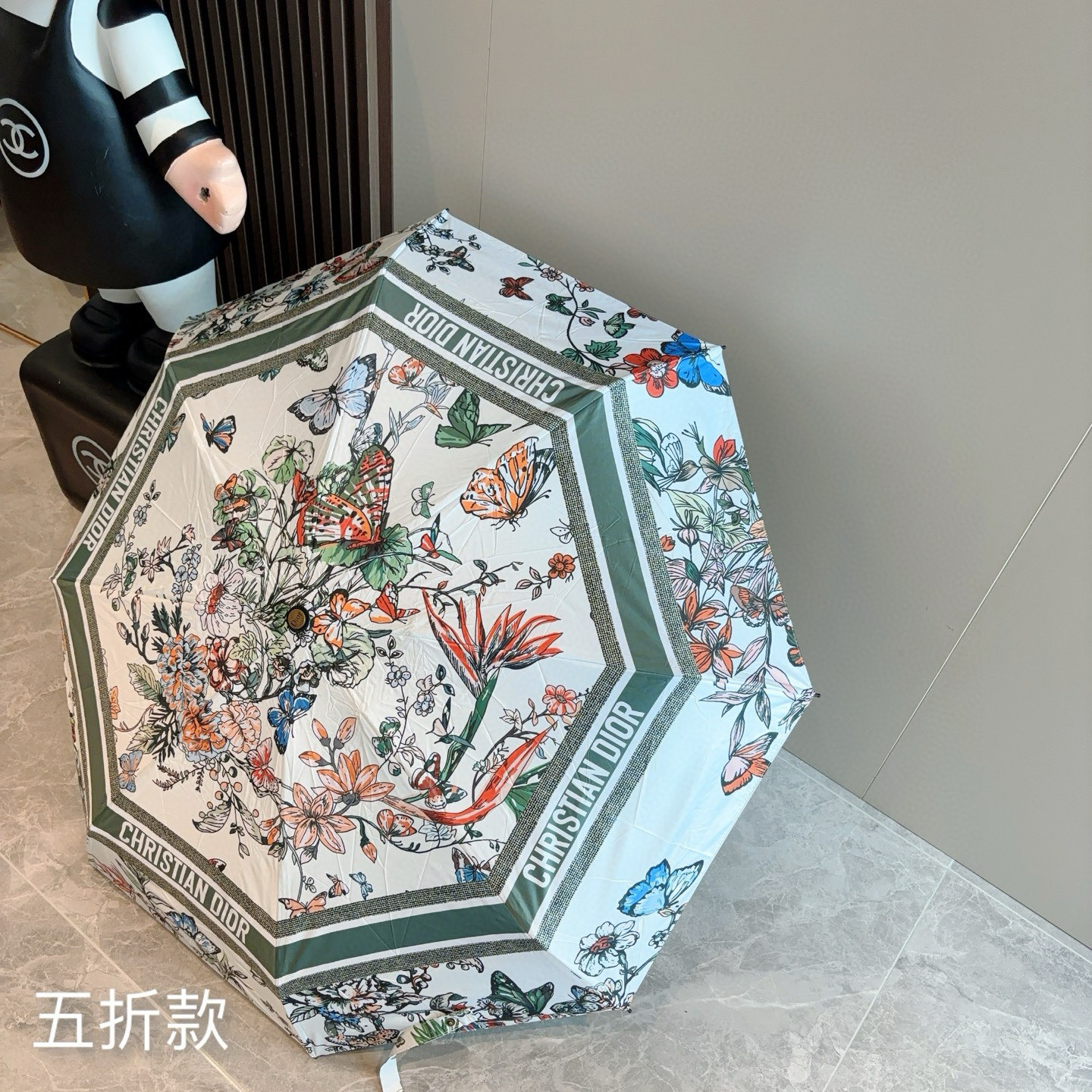  DIOR （迪奥） 五折手开折叠伞 超轻口袋 仅18cm  热卖款 时尚指数爆表 无论晴天雨天使用都相