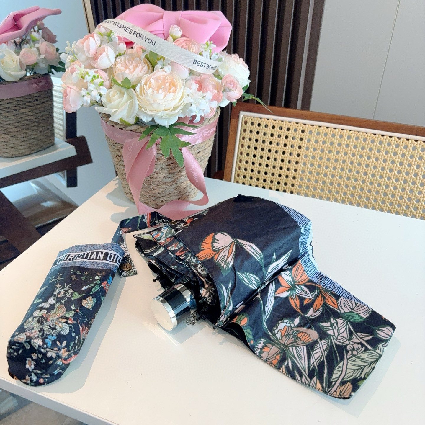  DIOR （迪奥） 五折手开折叠伞 超轻口袋 仅18cm  热卖款 时尚指数爆表 无论晴天雨天使用都相
