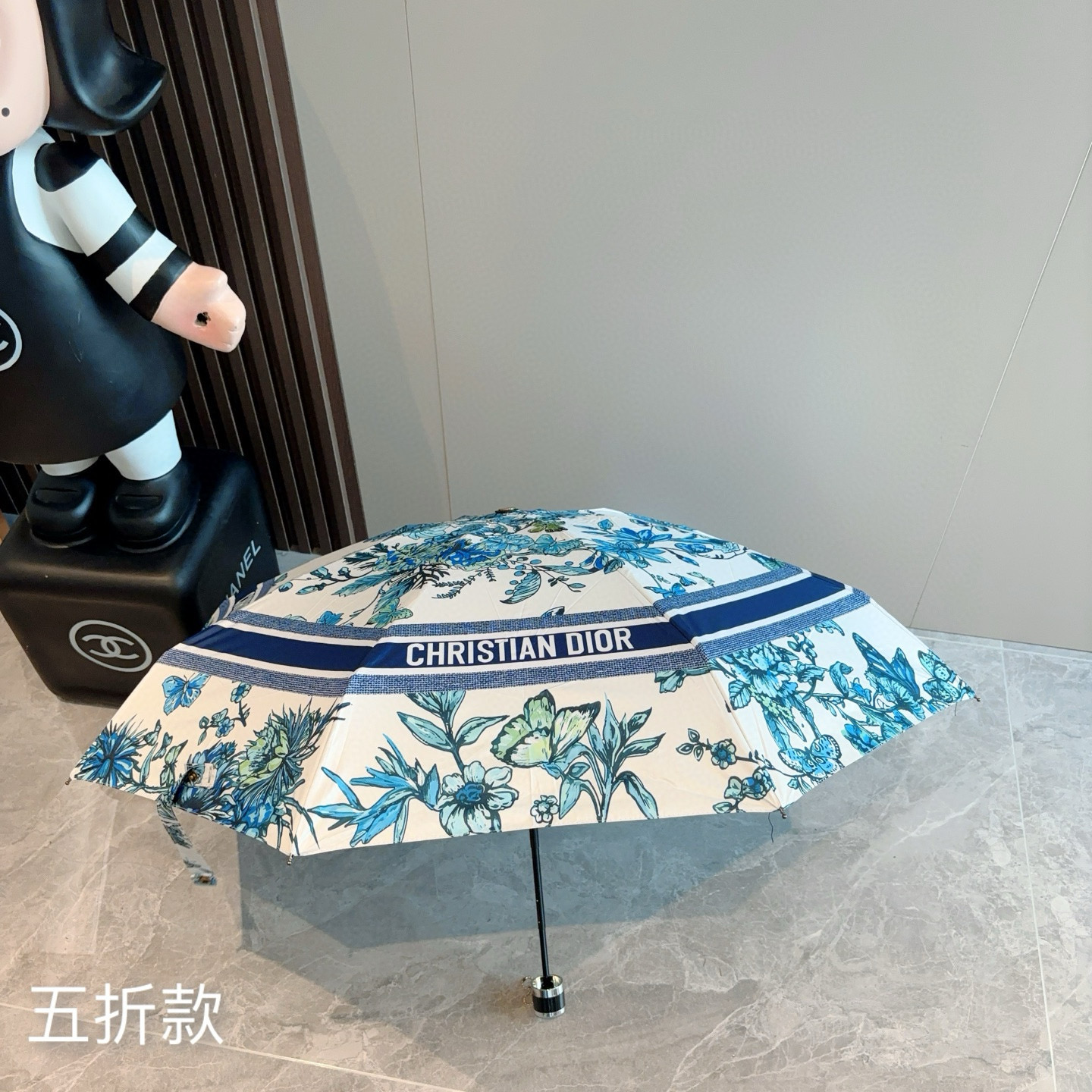  DIOR （迪奥） 五折手开折叠伞 超轻口袋 仅18cm  热卖款 时尚指数爆表 无论晴天雨天使用都相