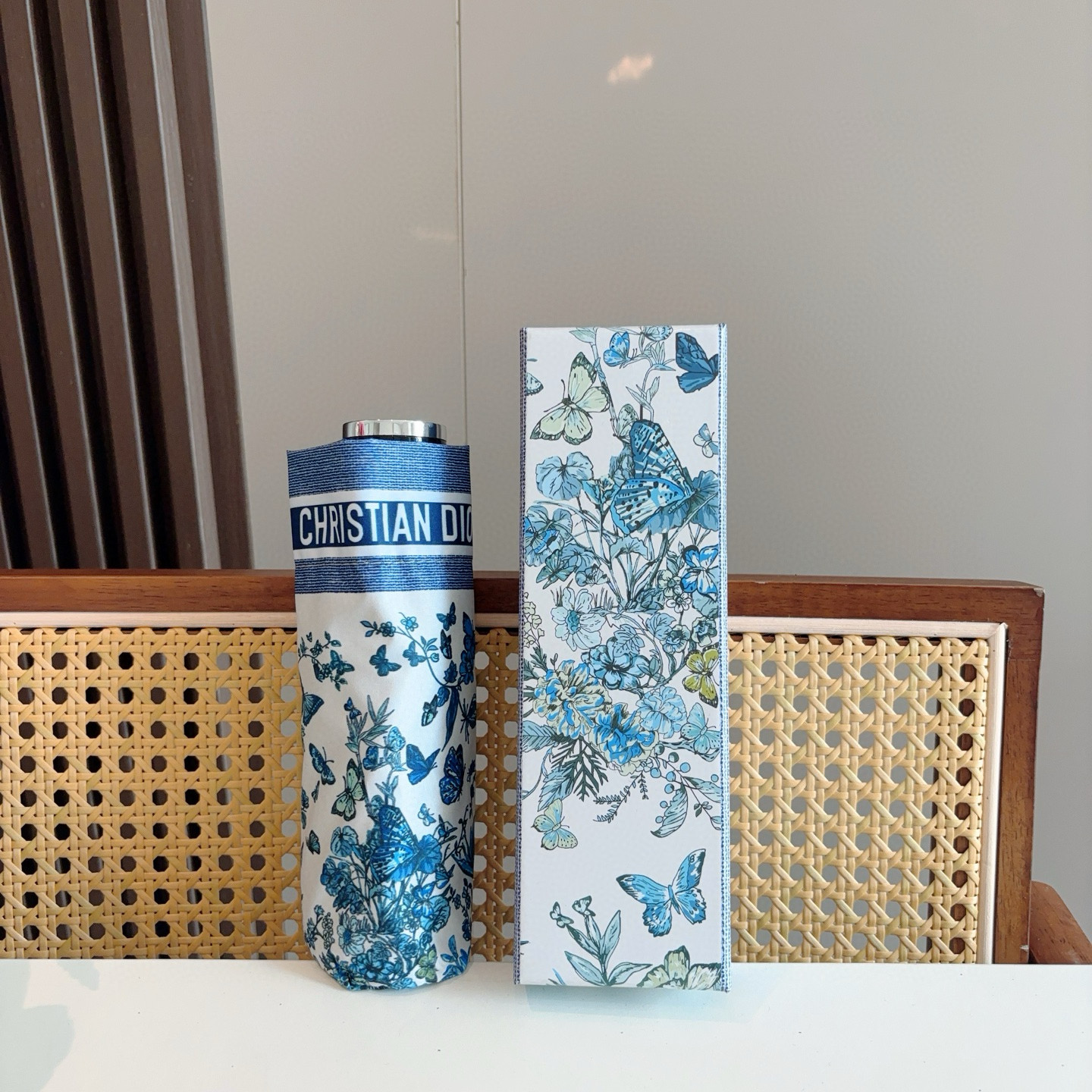  DIOR （迪奥） 五折手开折叠伞 超轻口袋 仅18cm  热卖款 时尚指数爆表 无论晴天雨天使用都相
