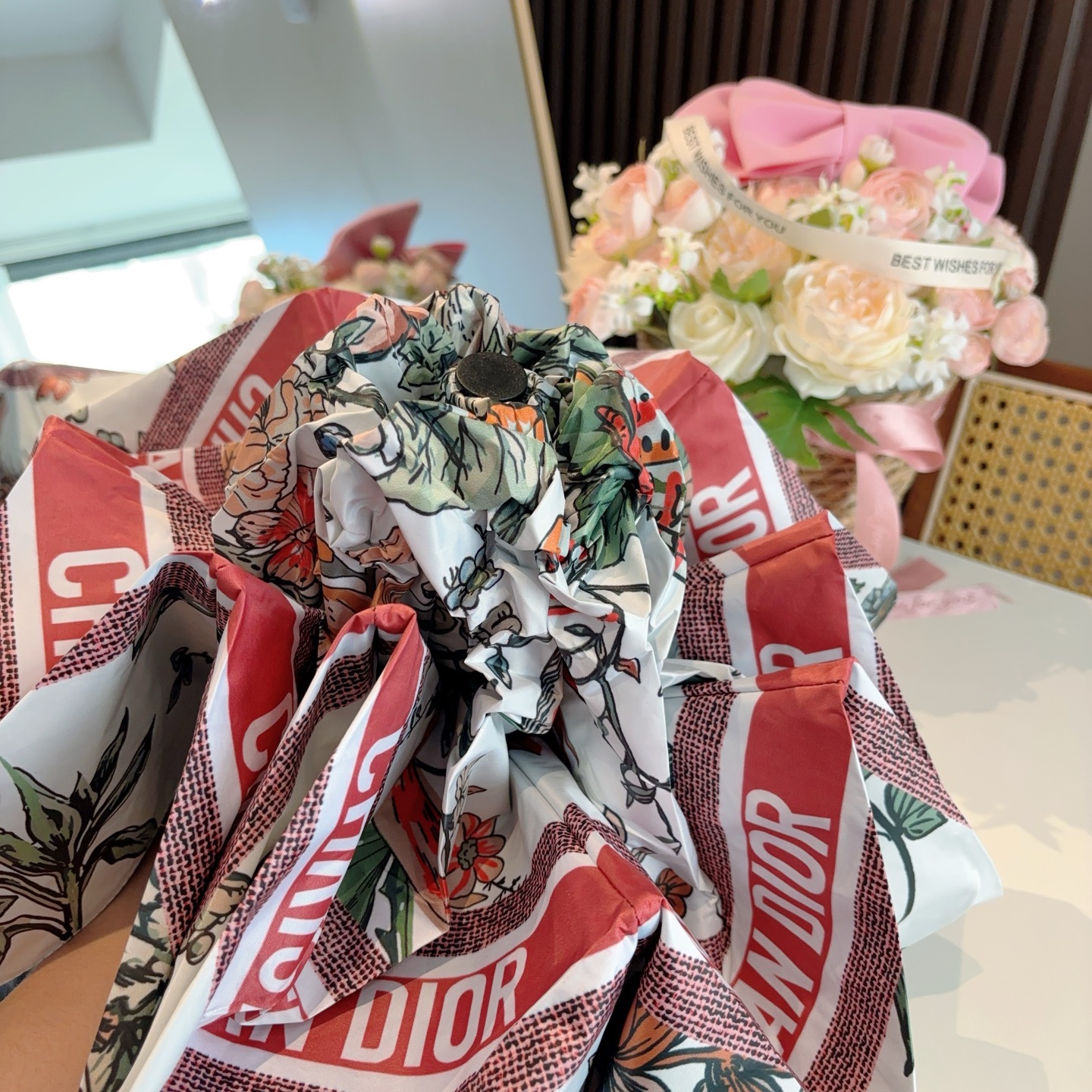  DIOR （迪奥） 五折手开折叠伞 超轻口袋 仅18cm  热卖款 时尚指数爆表 无论晴天雨天使用都相
