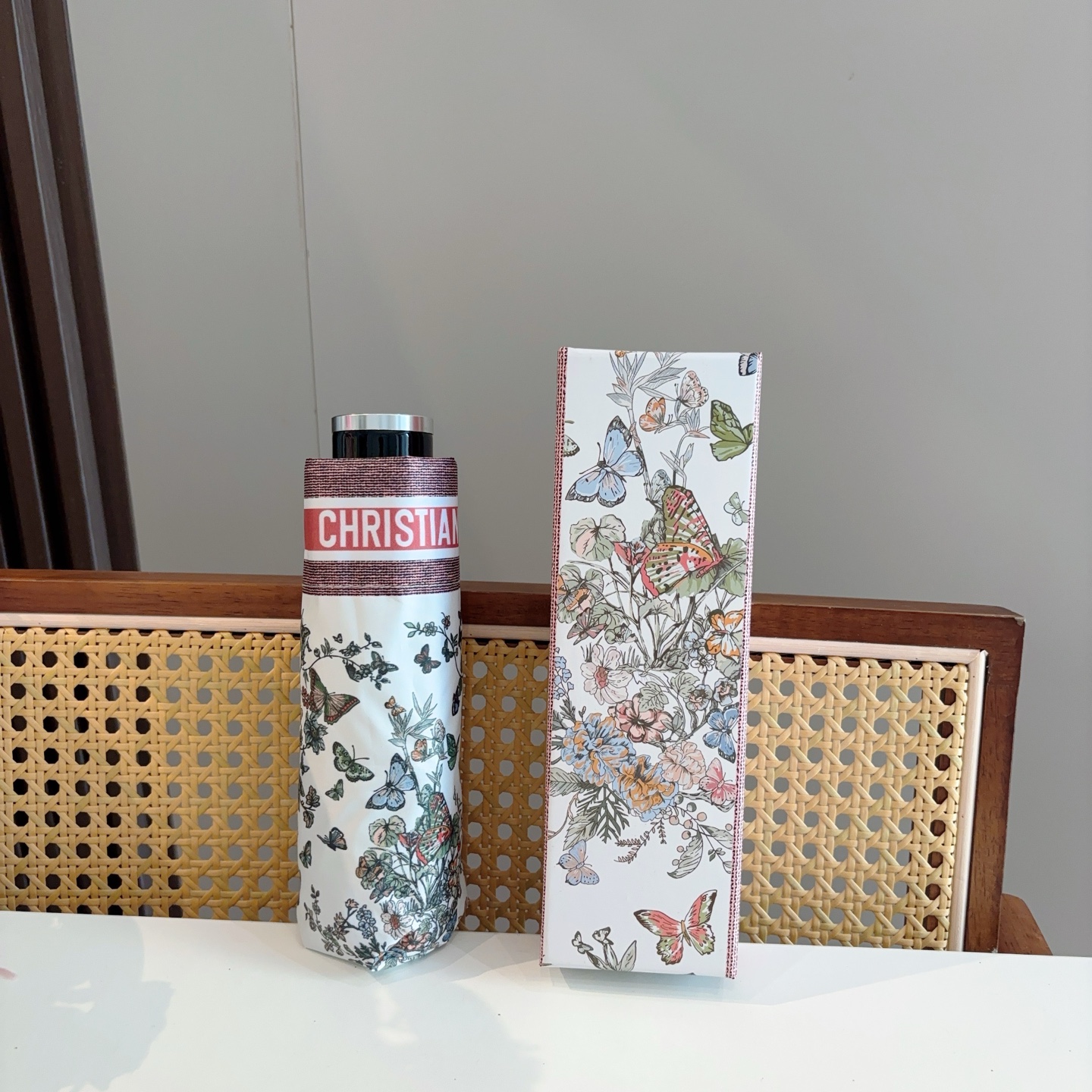  DIOR （迪奥） 五折手开折叠伞 超轻口袋 仅18cm  热卖款 时尚指数爆表 无论晴天雨天使用都相