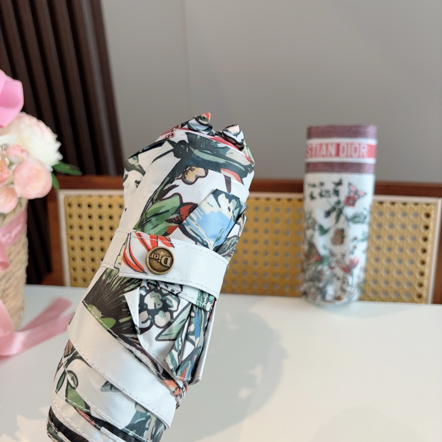  DIOR （迪奥） 五折手开折叠伞 超轻口袋 仅18cm  热卖款 时尚指数爆表 无论晴天雨天使用都相