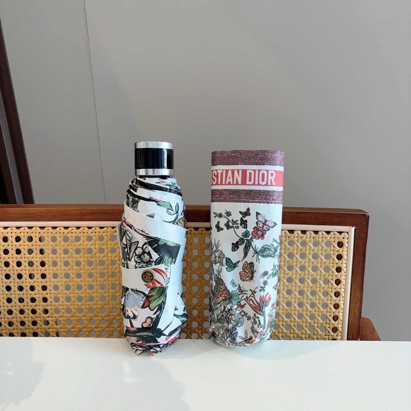  DIOR （迪奥） 五折手开折叠伞 超轻口袋 仅18cm  热卖款 时尚指数爆表 无论晴天雨天使用都相
