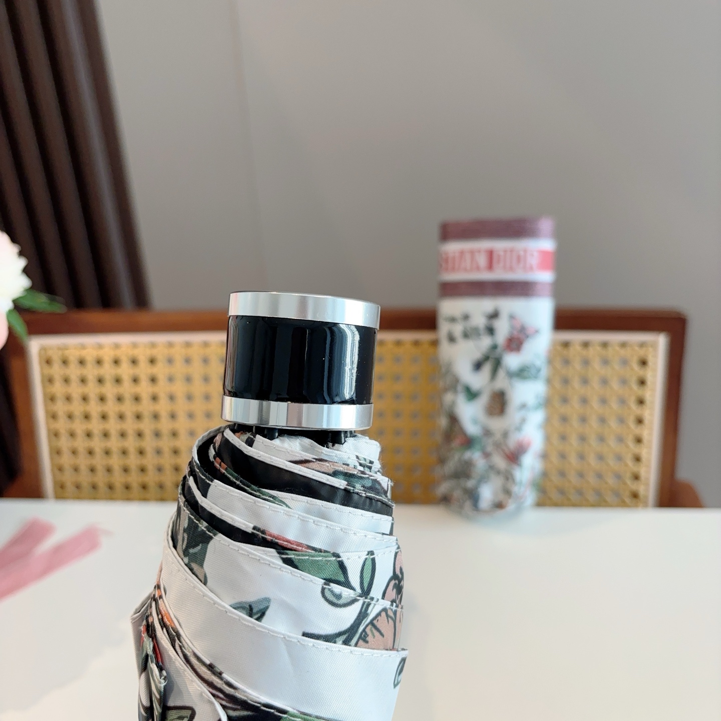  DIOR （迪奥） 五折手开折叠伞 超轻口袋 仅18cm  热卖款 时尚指数爆表 无论晴天雨天使用都相