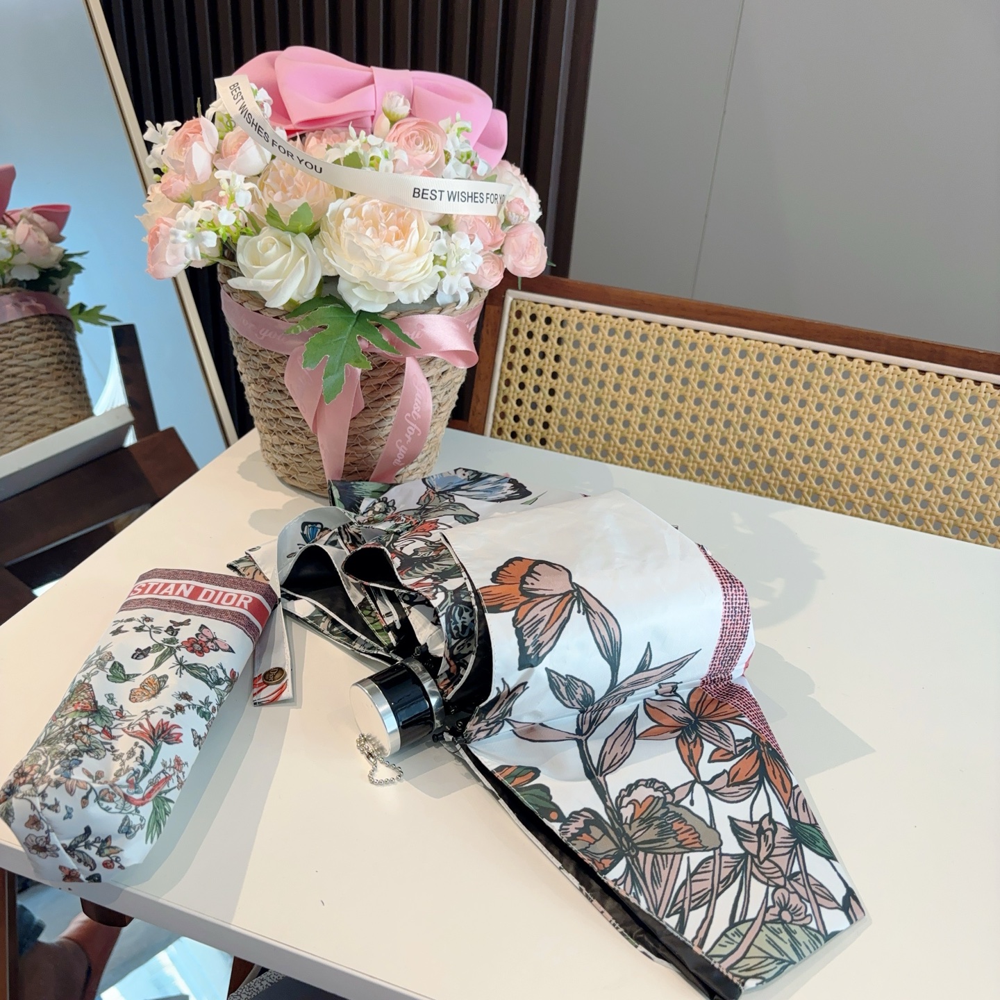  DIOR （迪奥） 五折手开折叠伞 超轻口袋 仅18cm  热卖款 时尚指数爆表 无论晴天雨天使用都相