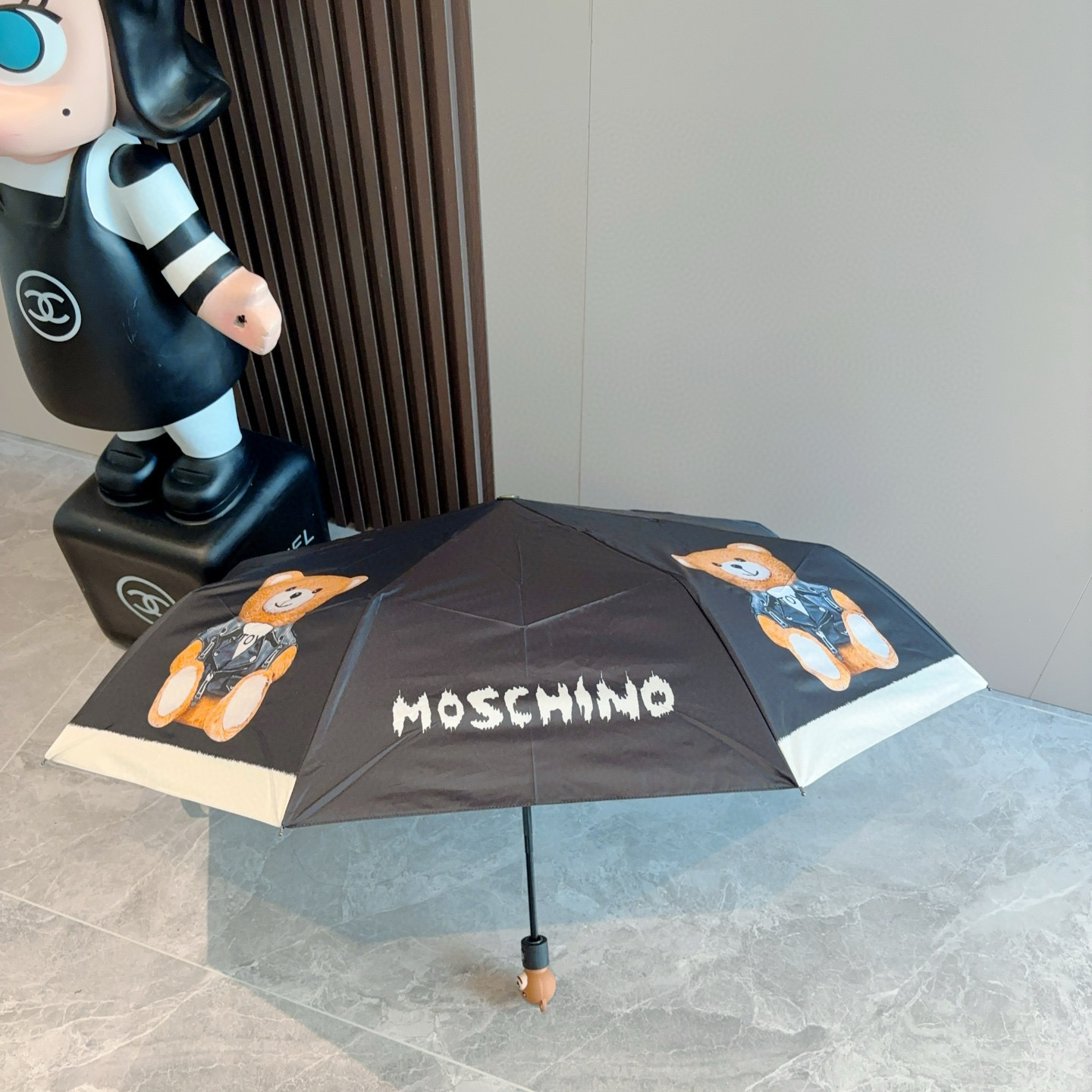  Moschino（莫斯奇诺）熊头柄 三折自动伞设计师Franco Moschino以自己的名字命名的一