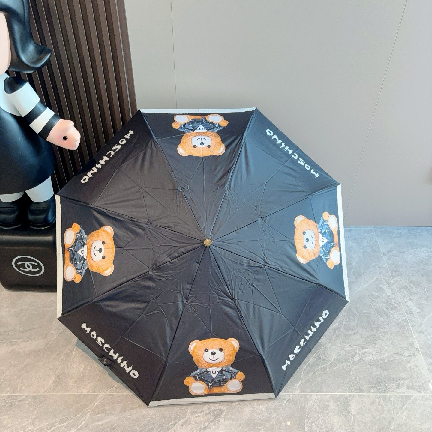 Moschino（莫斯奇诺）熊头柄 三折自动伞设计师Franco Moschino以自己的名字命名的一