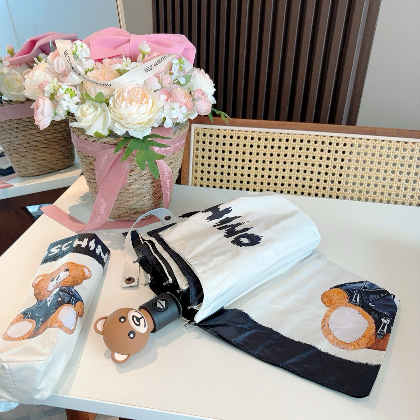  Moschino（莫斯奇诺）熊头柄 三折自动伞设计师Franco Moschino以自己的名字命名的一