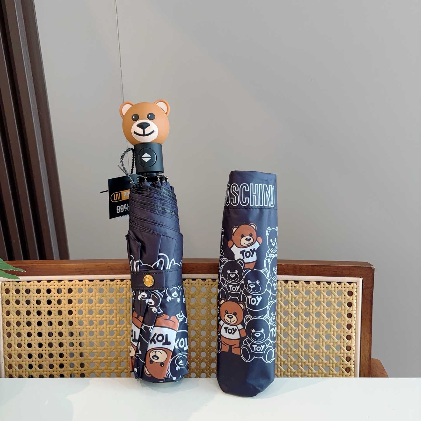  Moschino（莫斯奇诺）熊头柄 三折自动伞设计师Franco Moschino以自己的名字命名的一