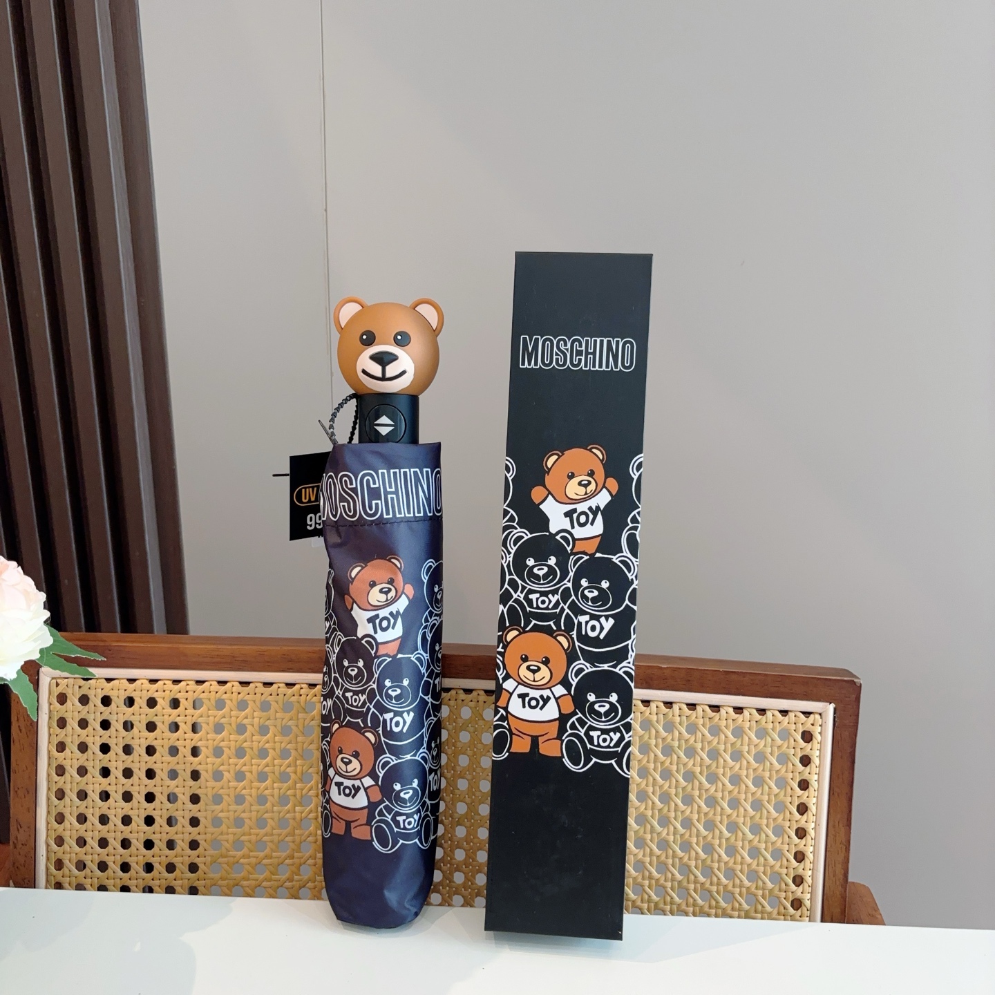  Moschino（莫斯奇诺）熊头柄 三折自动伞设计师Franco Moschino以自己的名字命名的一