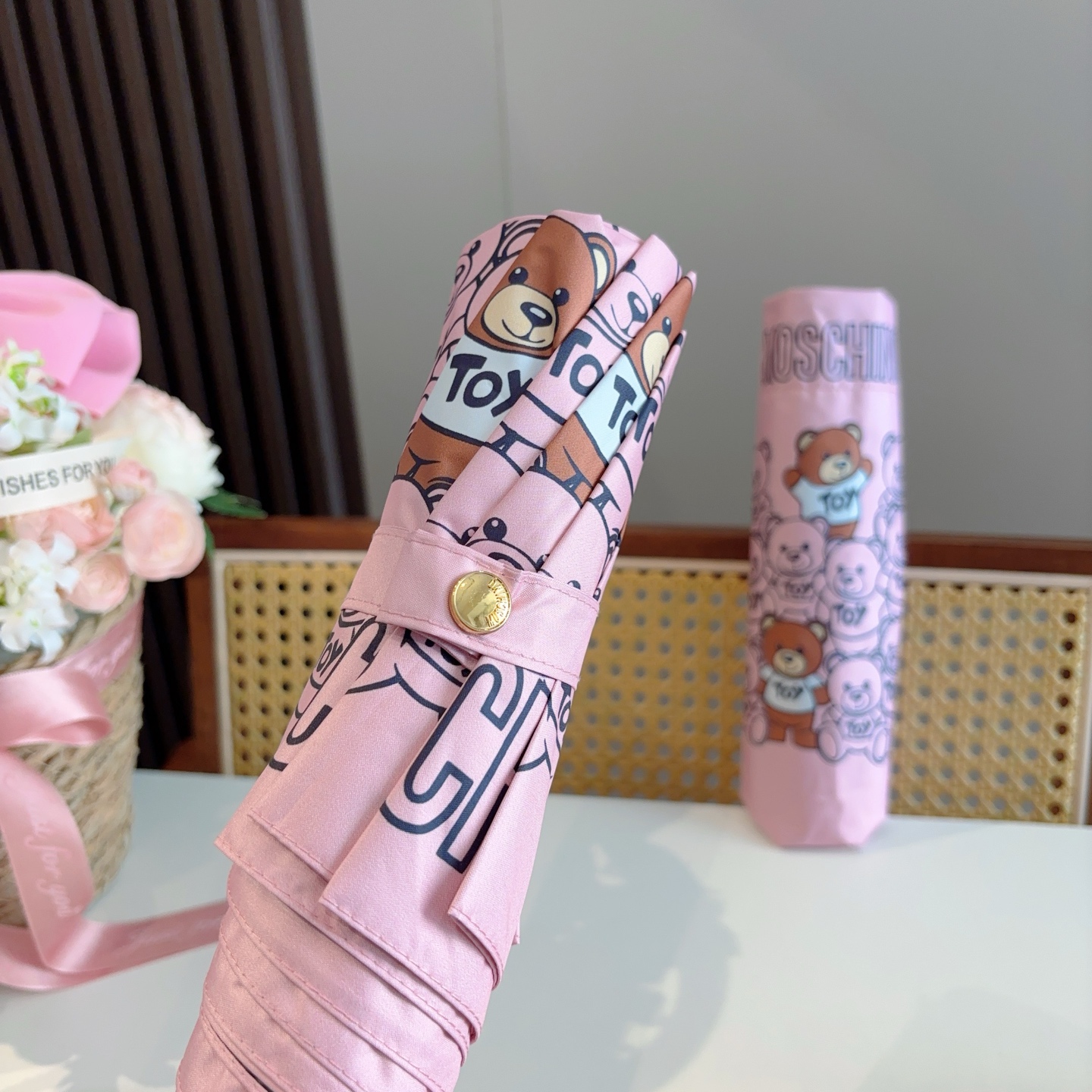  Moschino（莫斯奇诺）熊头柄 三折自动伞设计师Franco Moschino以自己的名字命名的一
