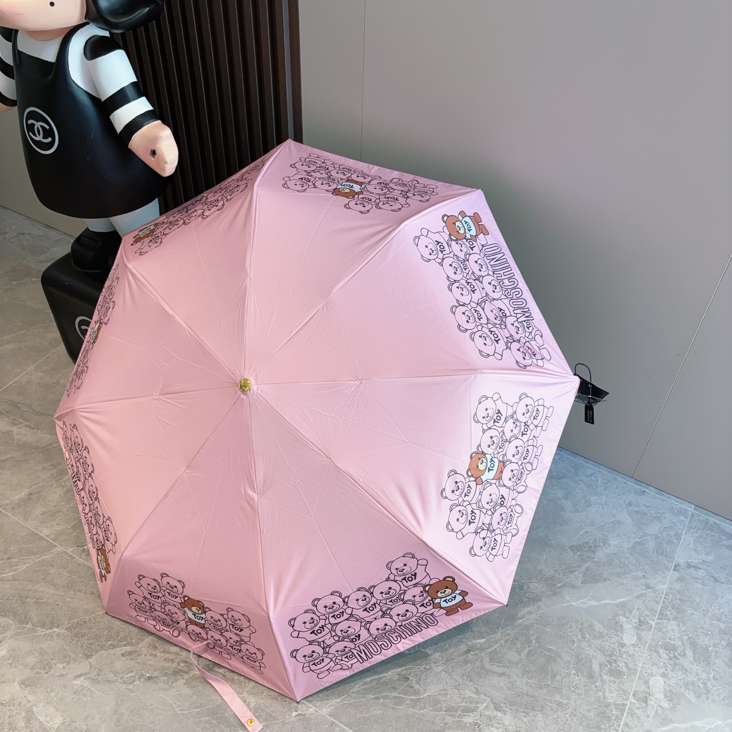  Moschino（莫斯奇诺）熊头柄 三折自动伞设计师Franco Moschino以自己的名字命名的一