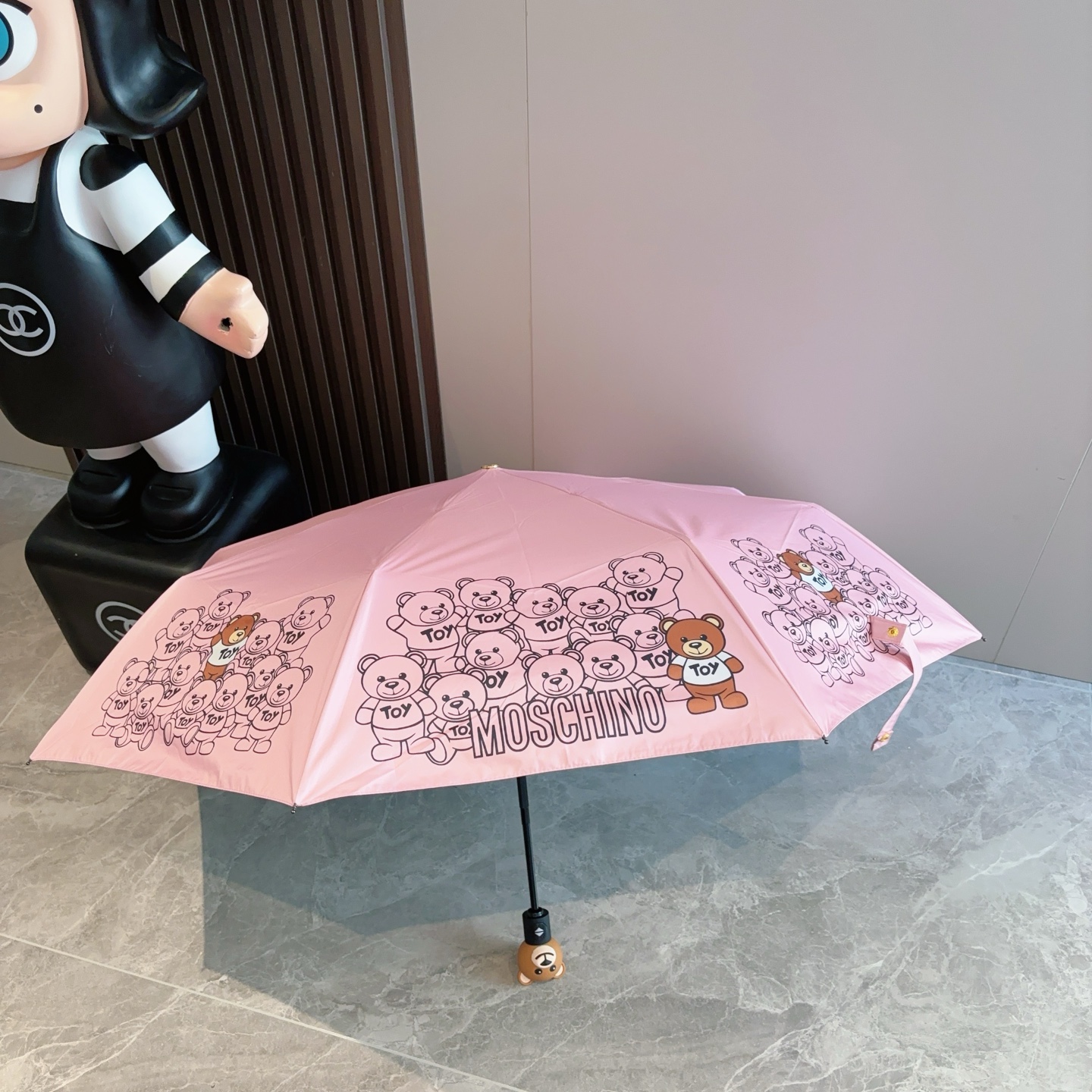  Moschino（莫斯奇诺）熊头柄 三折自动伞设计师Franco Moschino以自己的名字命名的一