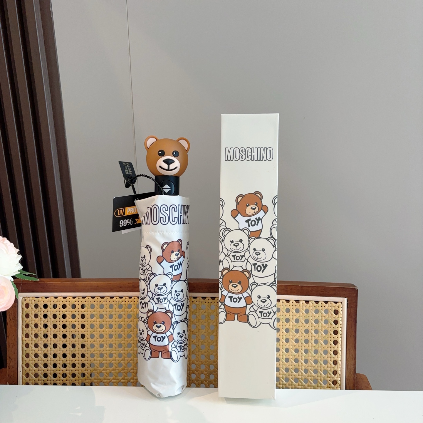  Moschino（莫斯奇诺）熊头柄 三折自动伞设计师Franco Moschino以自己的名字命名的一