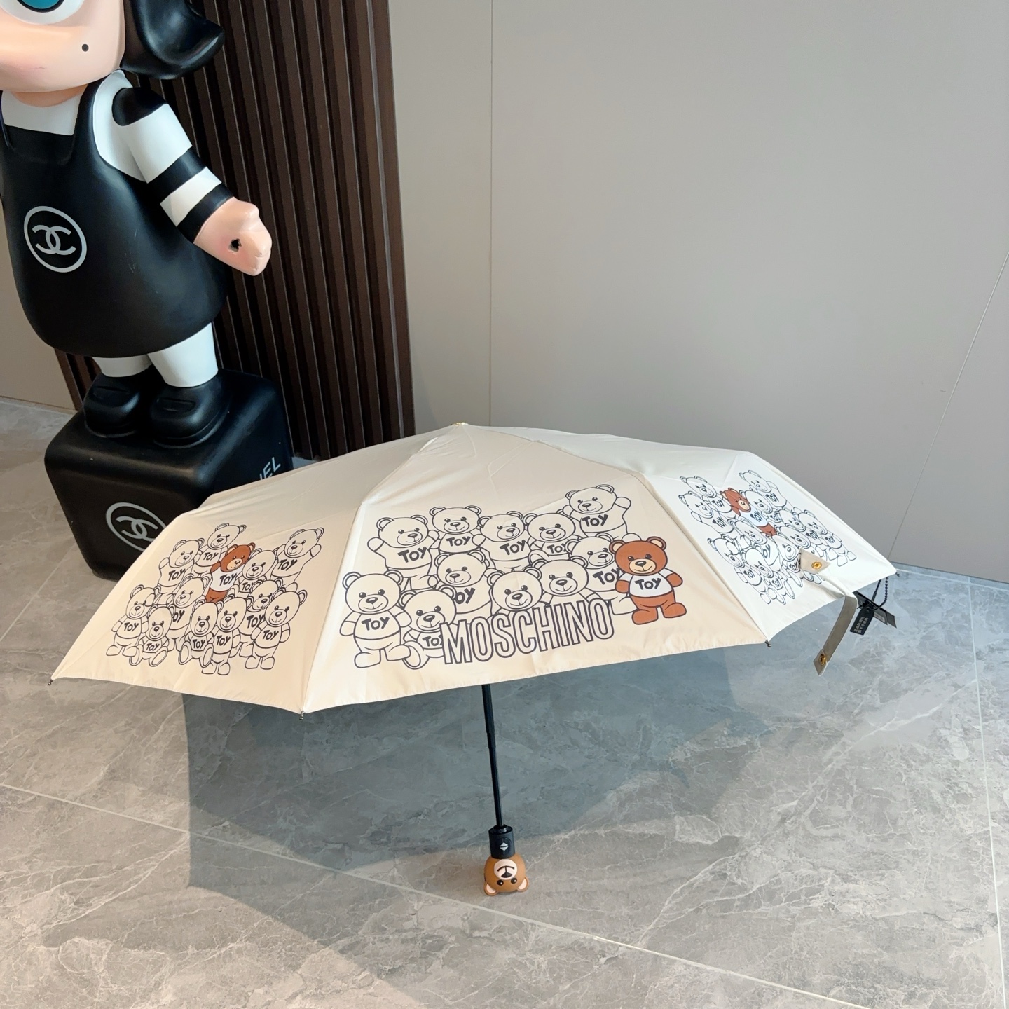  Moschino（莫斯奇诺）熊头柄 三折自动伞设计师Franco Moschino以自己的名字命名的一
