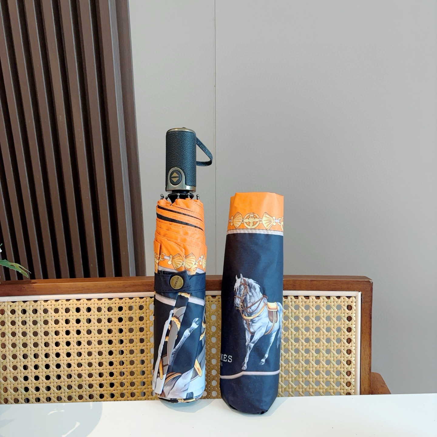 爱马仕（Hermès）   新款 极品H家三折自动伞重磅呈现 以其精湛的工艺技术和源源不断的想像力 新涂