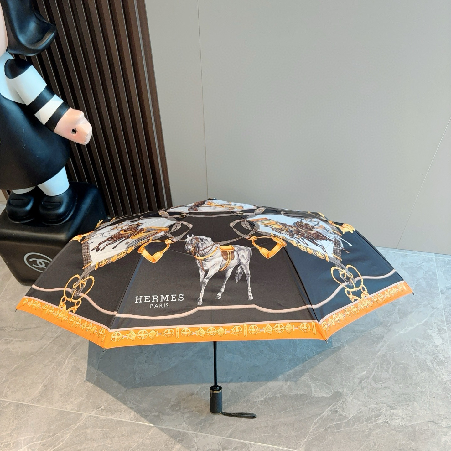 爱马仕（Hermès）   新款 极品H家三折自动伞重磅呈现 以其精湛的工艺技术和源源不断的想像力 新涂