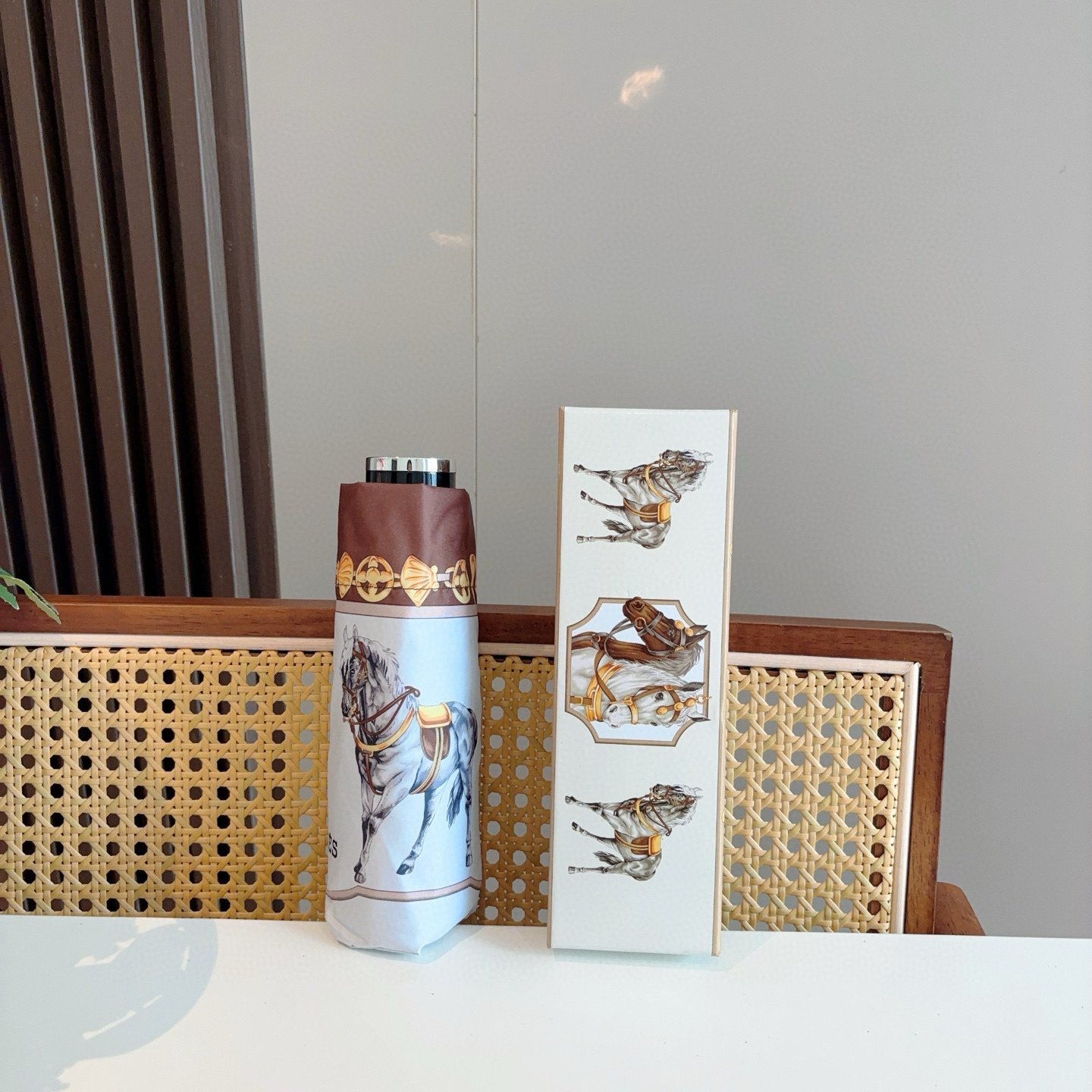 HERMÈS (爱马仕)新款 五折伞 热卖款 时尚指数爆表 不论晴天雨天使用都相得益彰 拥有它感受风从身