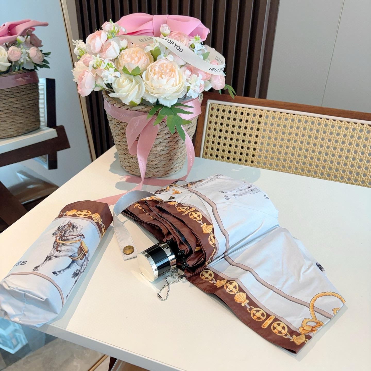 HERMÈS (爱马仕)新款 五折伞 热卖款 时尚指数爆表 不论晴天雨天使用都相得益彰 拥有它感受风从身