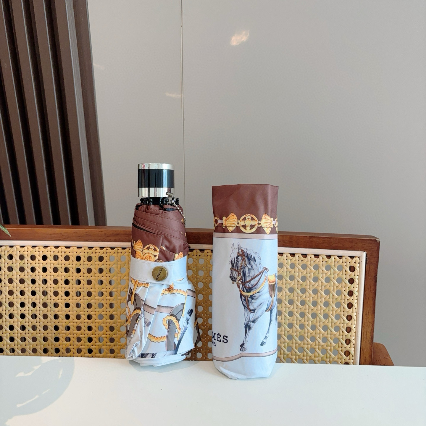 HERMÈS (爱马仕)新款 五折伞 热卖款 时尚指数爆表 不论晴天雨天使用都相得益彰 拥有它感受风从身
